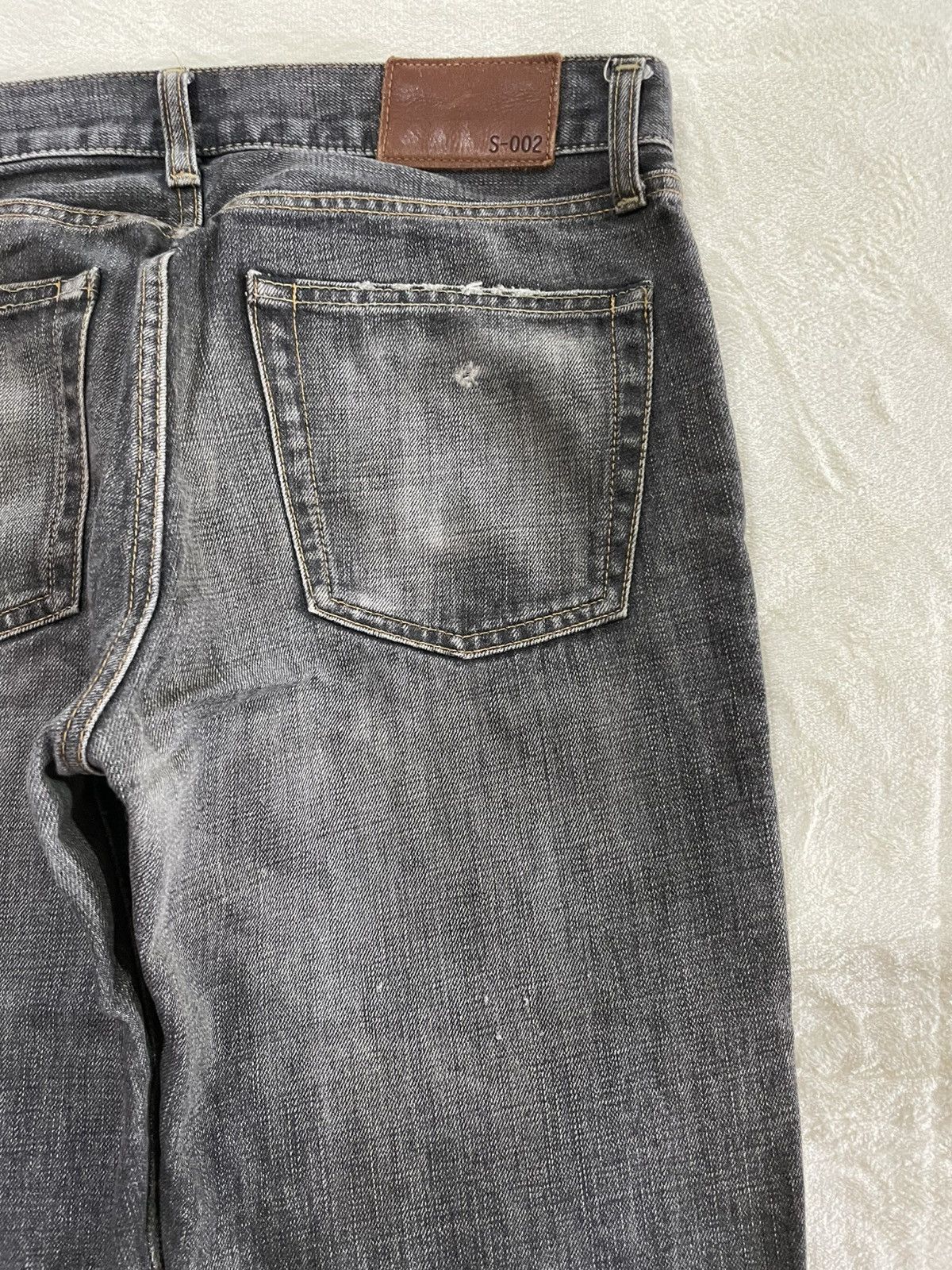 Japanese Brand Vintage Uniqlo Faded Distress Dark Denim Jeans Size US 32 / EU 48 - 12 Thumbnail