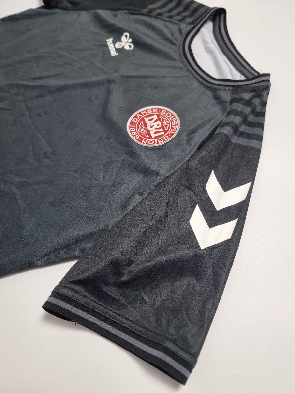 Hummel Denmark 2022 GK special kit Hummel L mens football shirt Size US L / EU 52-54 / 3 - 9 Thumbnail
