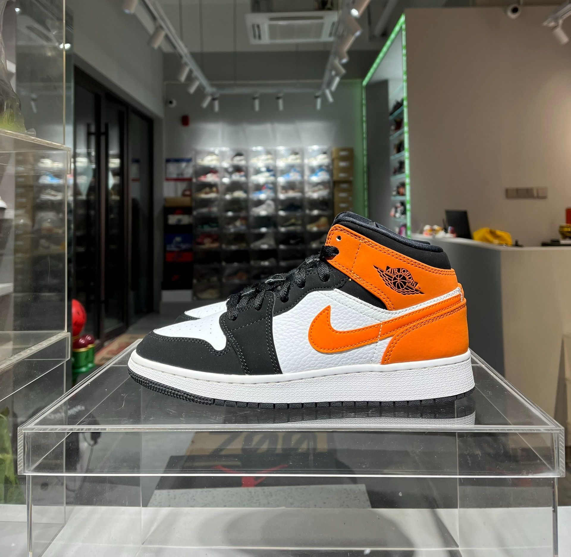 Nike Nike Orange Lowtop Sneakers 37 Men Size US 5 / EU 37 - 1 Thumbnail