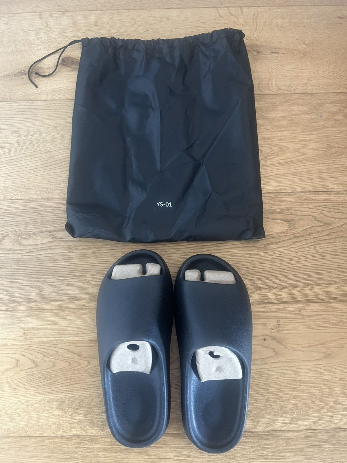 Yeezy Yeezy Slide – Black – Size US 10 Size US 10 / EU 43 - 1 Thumbnail