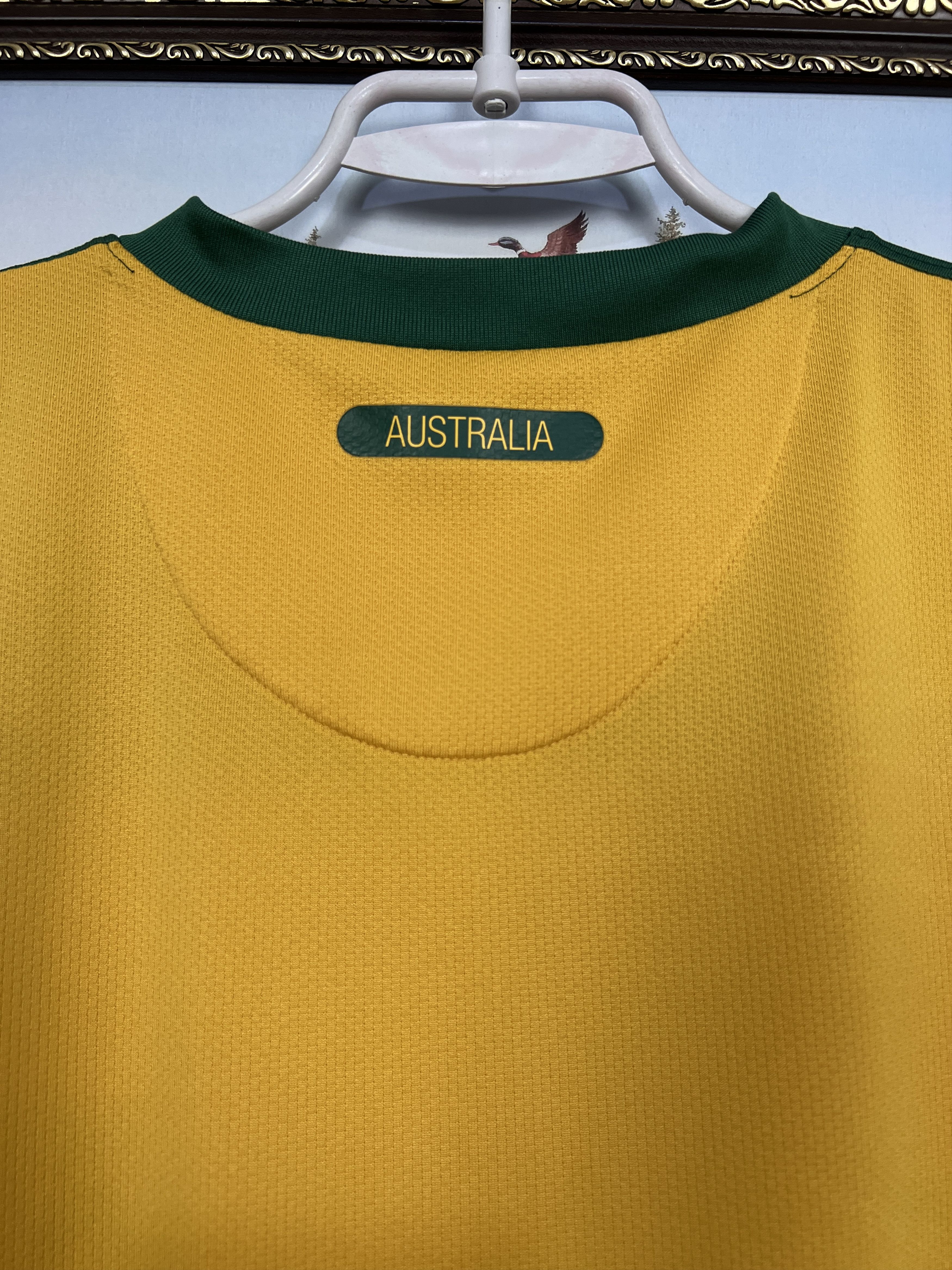 Nike Australia Home football shirt 2010 Soccer Nike Jersey Men Size US L / EU 52-54 / 3 - 17 Thumbnail