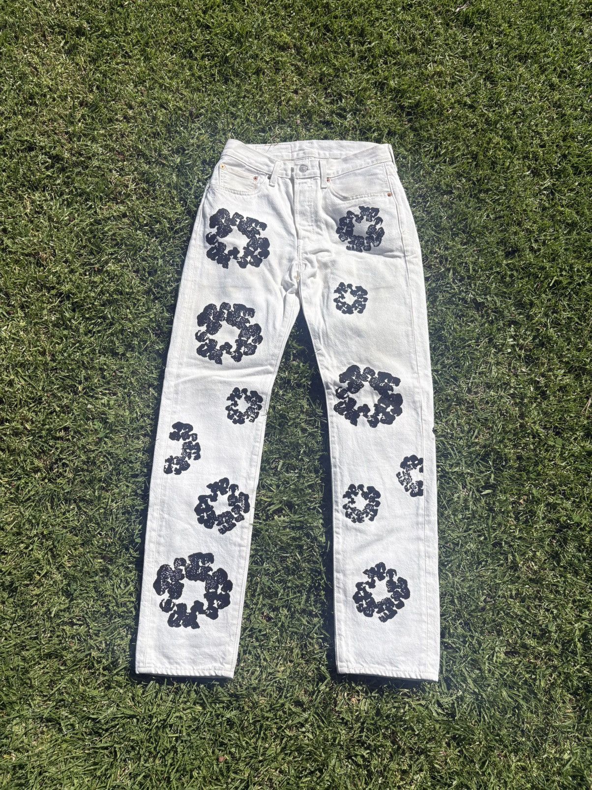 DENIM TEARS RARE Denim Tears White Cotton Wreath Levi’s Jeans Size 29 Size US 29 - 1 Thumbnail