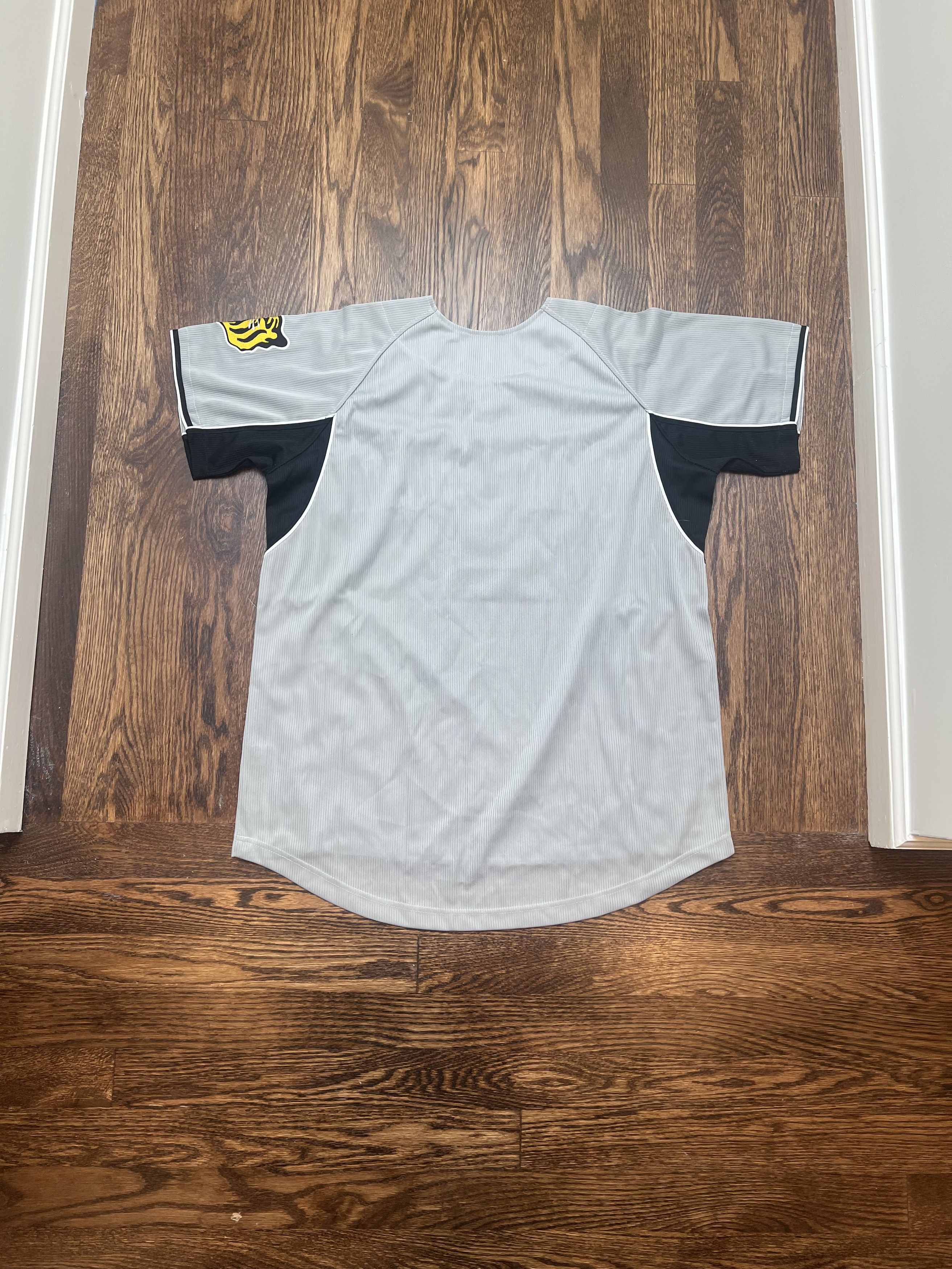 Japanese Brand Vintage Hanshin Tigers Jersey - World Sports Goods Size US L / EU 52-54 / 3 - 2 Thumbnail