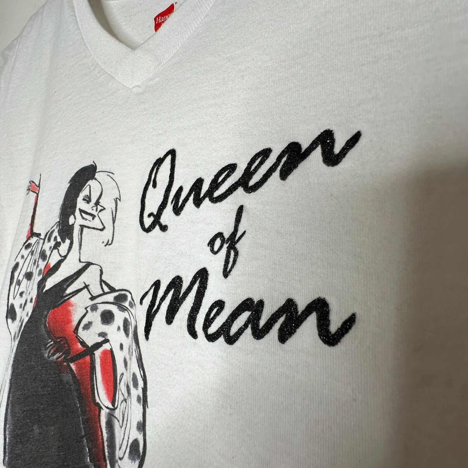Disney Disney Queen Of Mean Cruella De Vil White VNeck Tee S Size S / US 4 / IT 40 - 3 Thumbnail