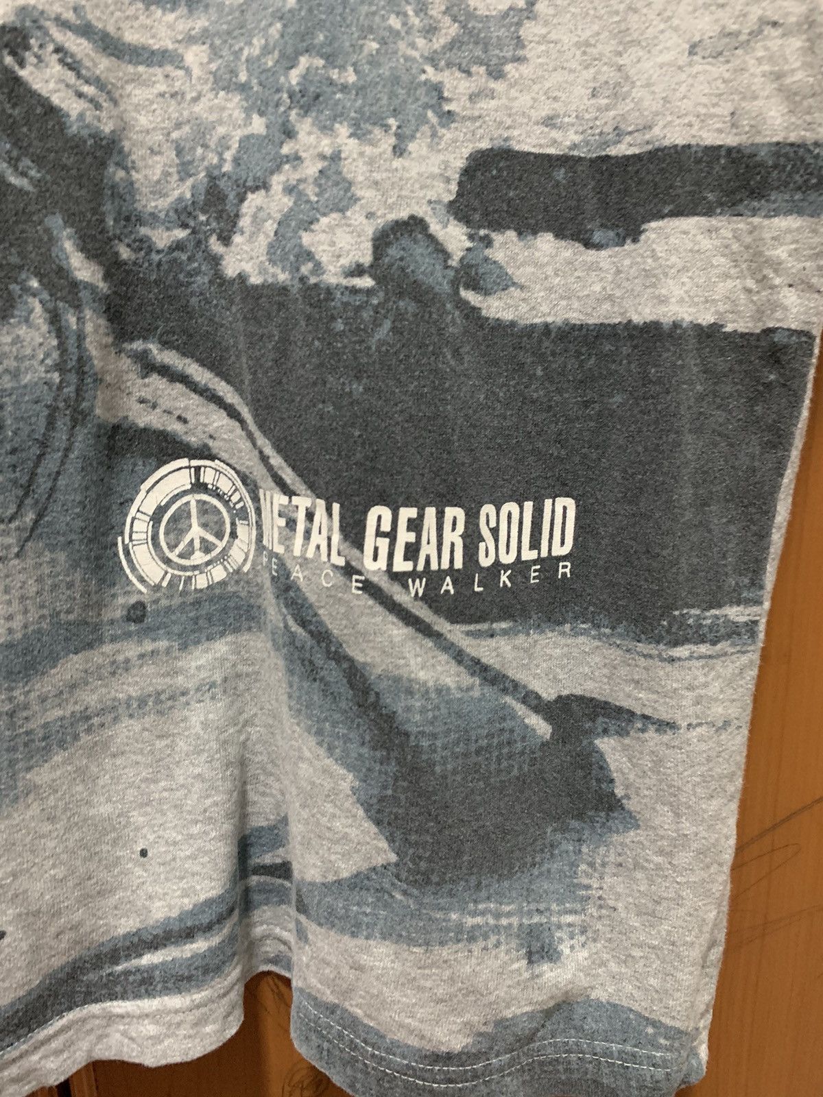 Uniqlo Uniqlo Metal Gear Solid Peace Walker Graphic Tee Distressed Size US XL / EU 56 / 4 - 9 Thumbnail
