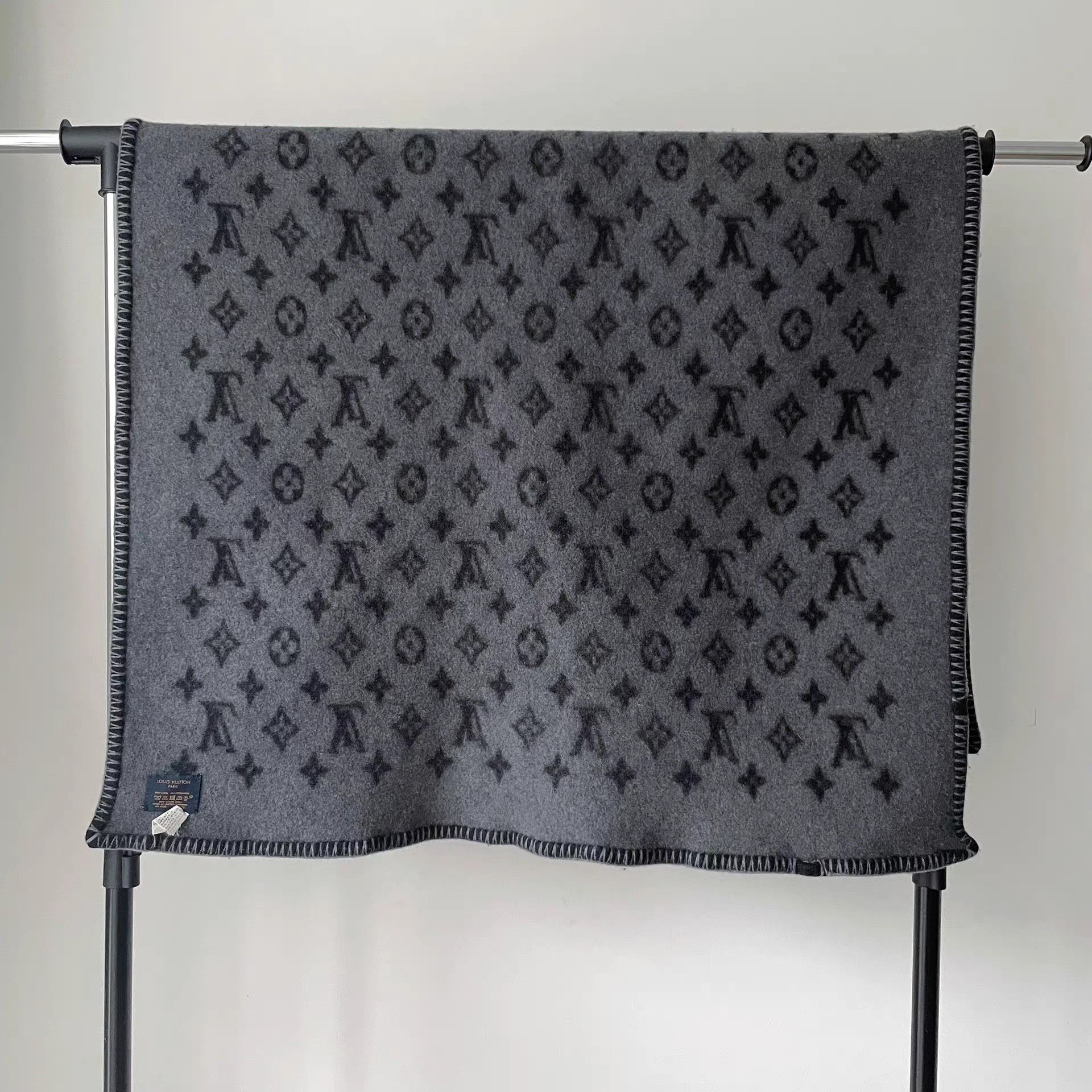 Louis Vuitton Louis Vuitton Reversible Wool Blanket Size ONE SIZE - 3 Thumbnail