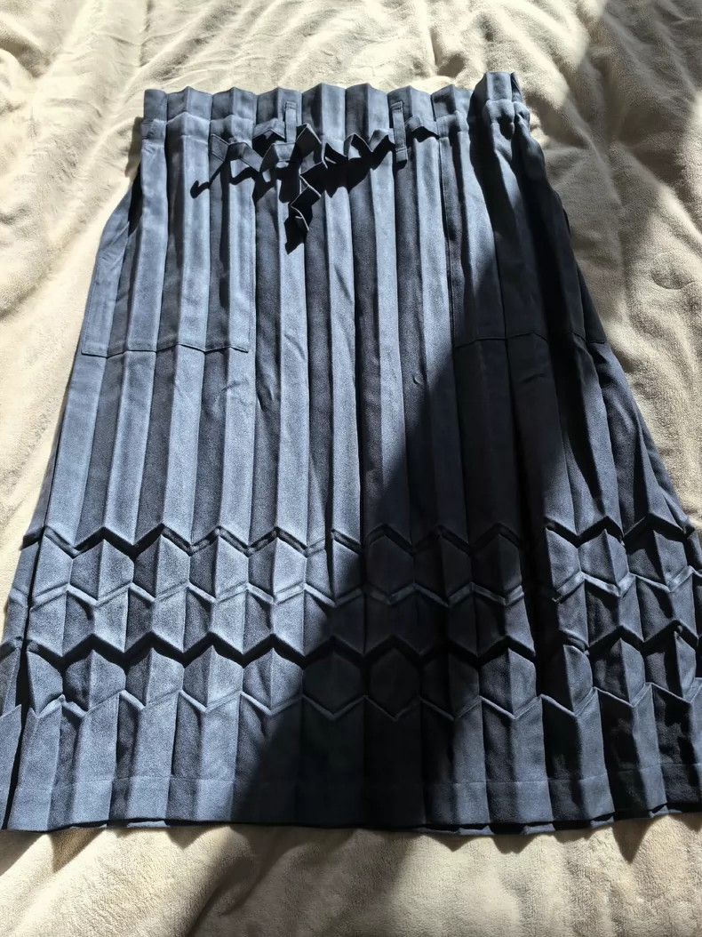 Issey Miyake issey miyake size:one size Black pleated skirt Size 31" - 2 Thumbnail