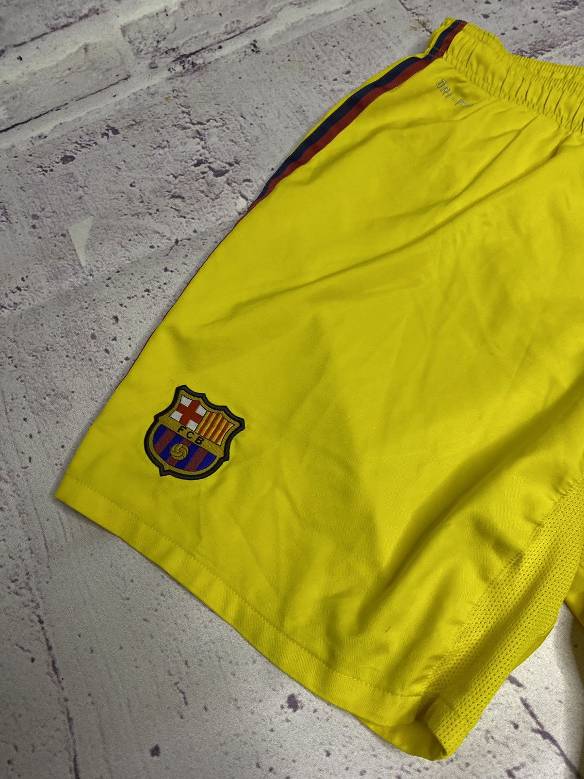 Nike MENS Nike Barcelona Yellow Soccer Shorts vintage Size US 34 / EU 50 - 2 Thumbnail
