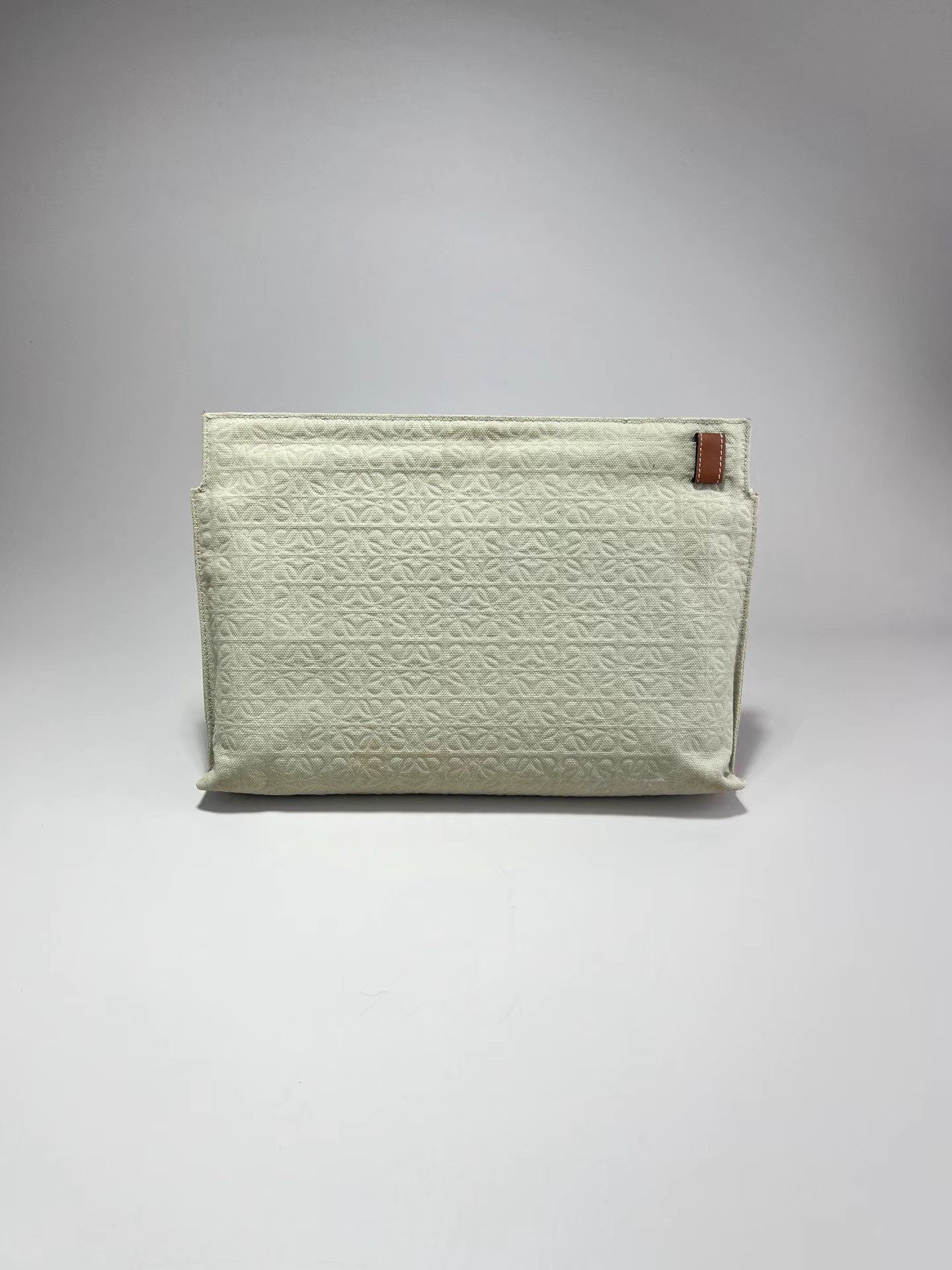 Loewe LOEWE Embossed Full-Logo Clutch Size ONE SIZE - 2 Thumbnail
