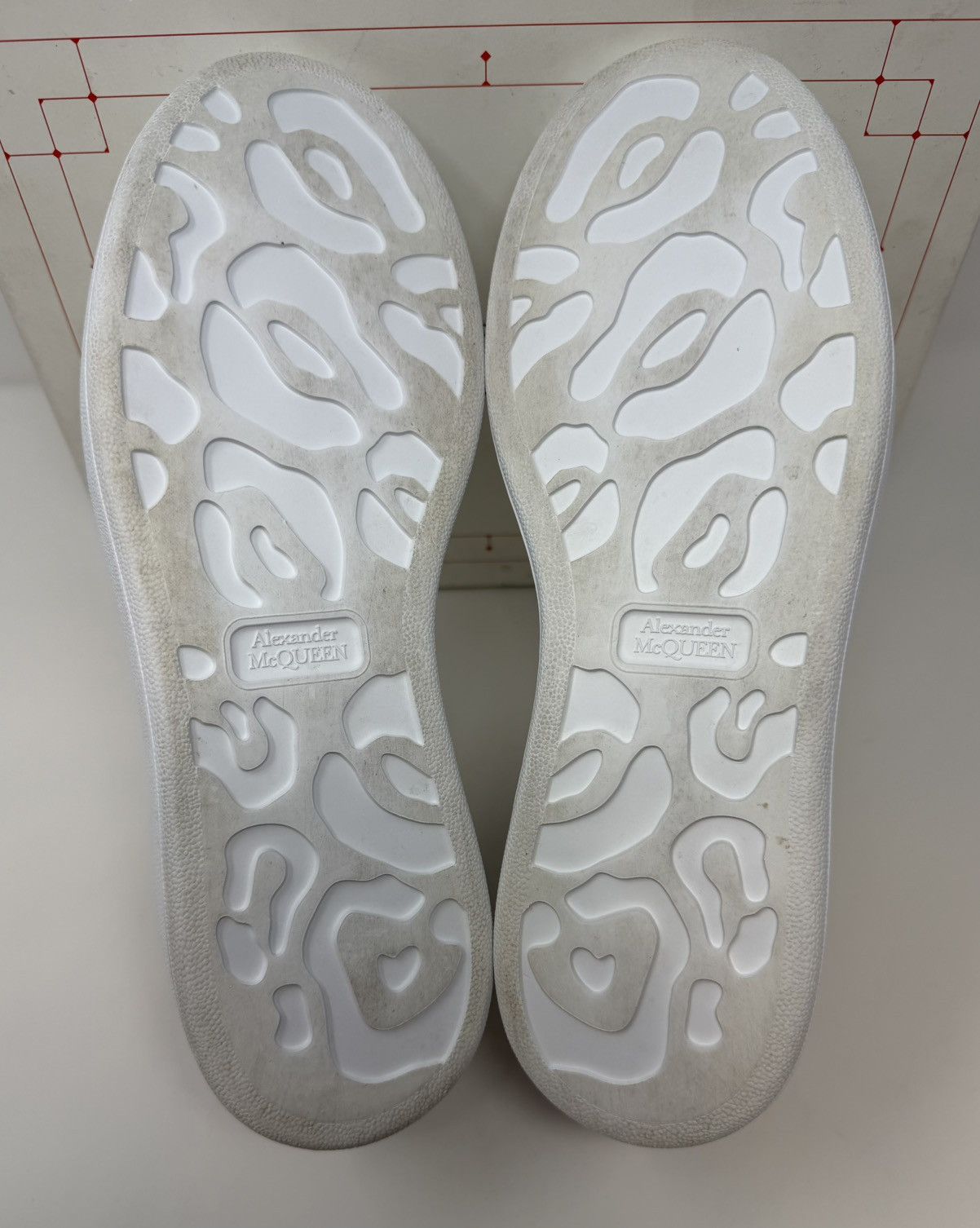 Alexander McQueen Alexander McQueen Oversized Sneaker Suede White/Lilac Size US 10.5 / IT 40.5 - 6 Thumbnail