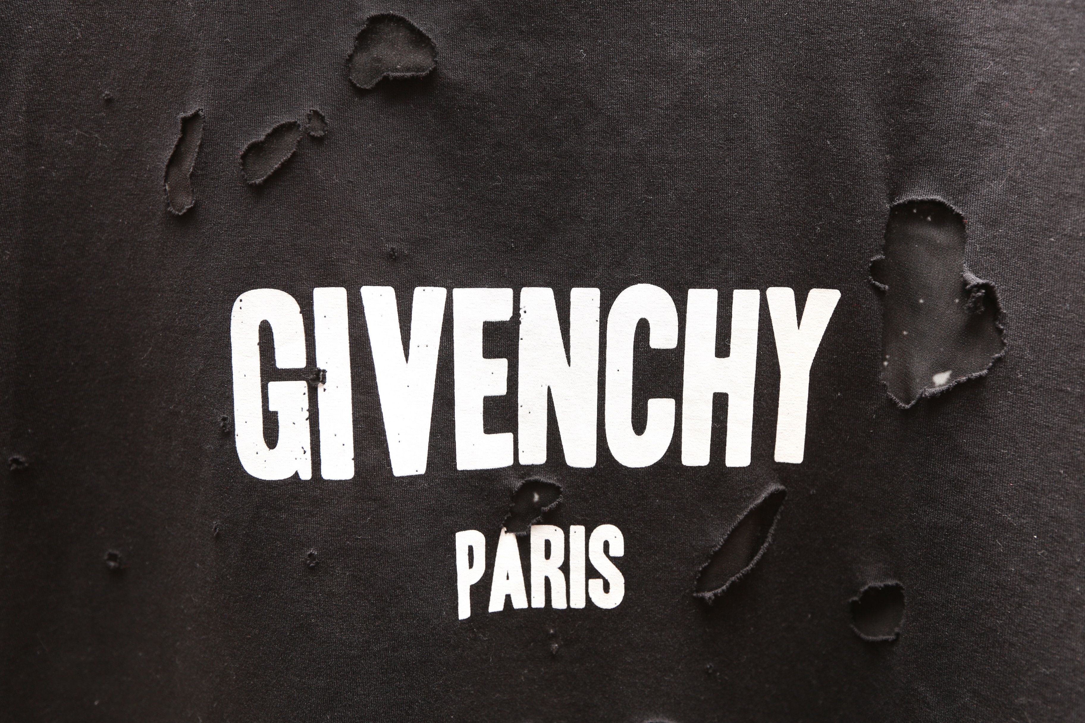 Givenchy Destroyed Logo TShirt Size US S / EU 44-46 / 1 - 3 Thumbnail