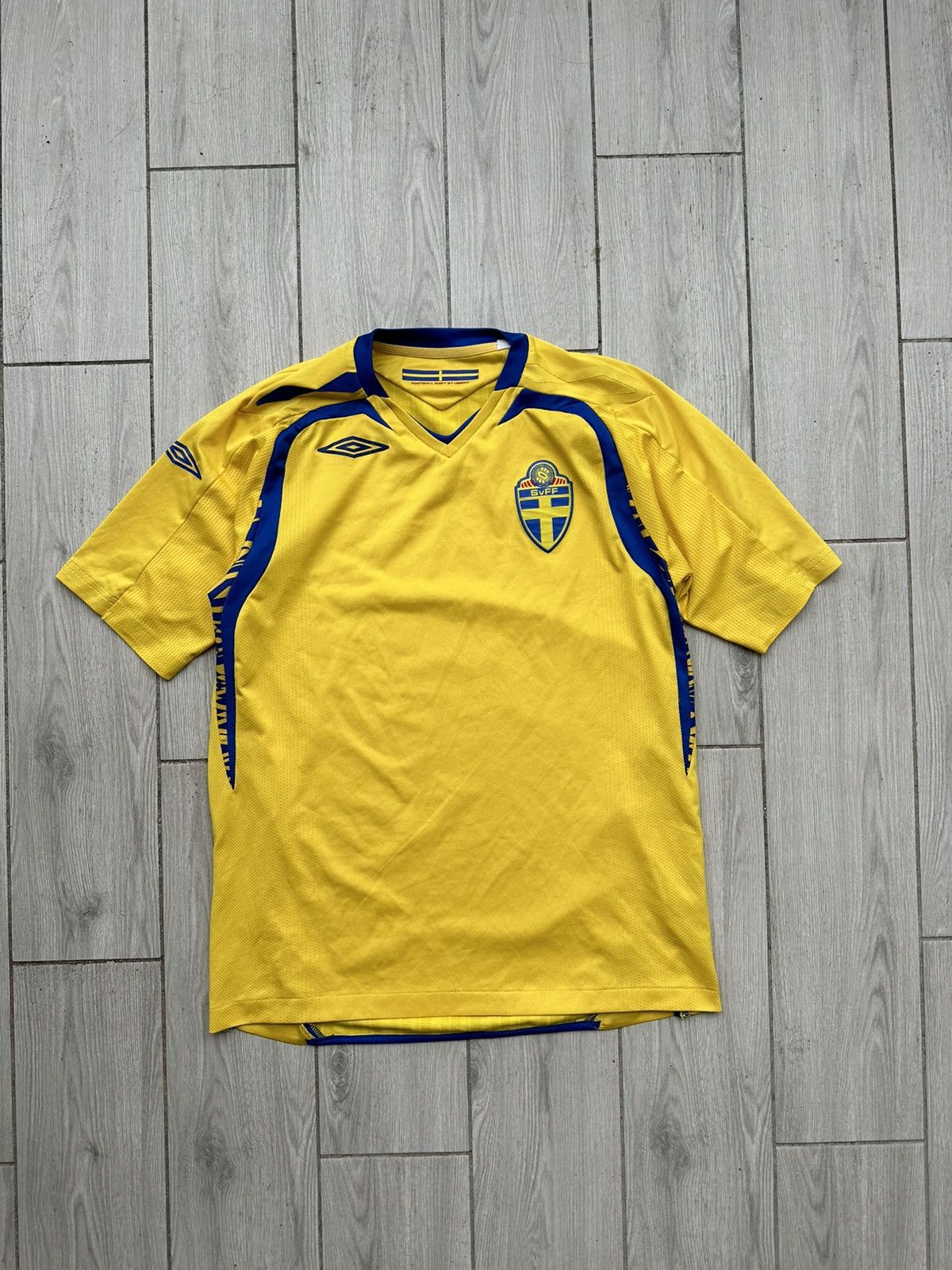 Umbro SWEDEN SVERIGE 2009 SIZE M UMBRO FOOTBALL SHIRT Size US M / EU 48-50 / 2 - 1 Thumbnail