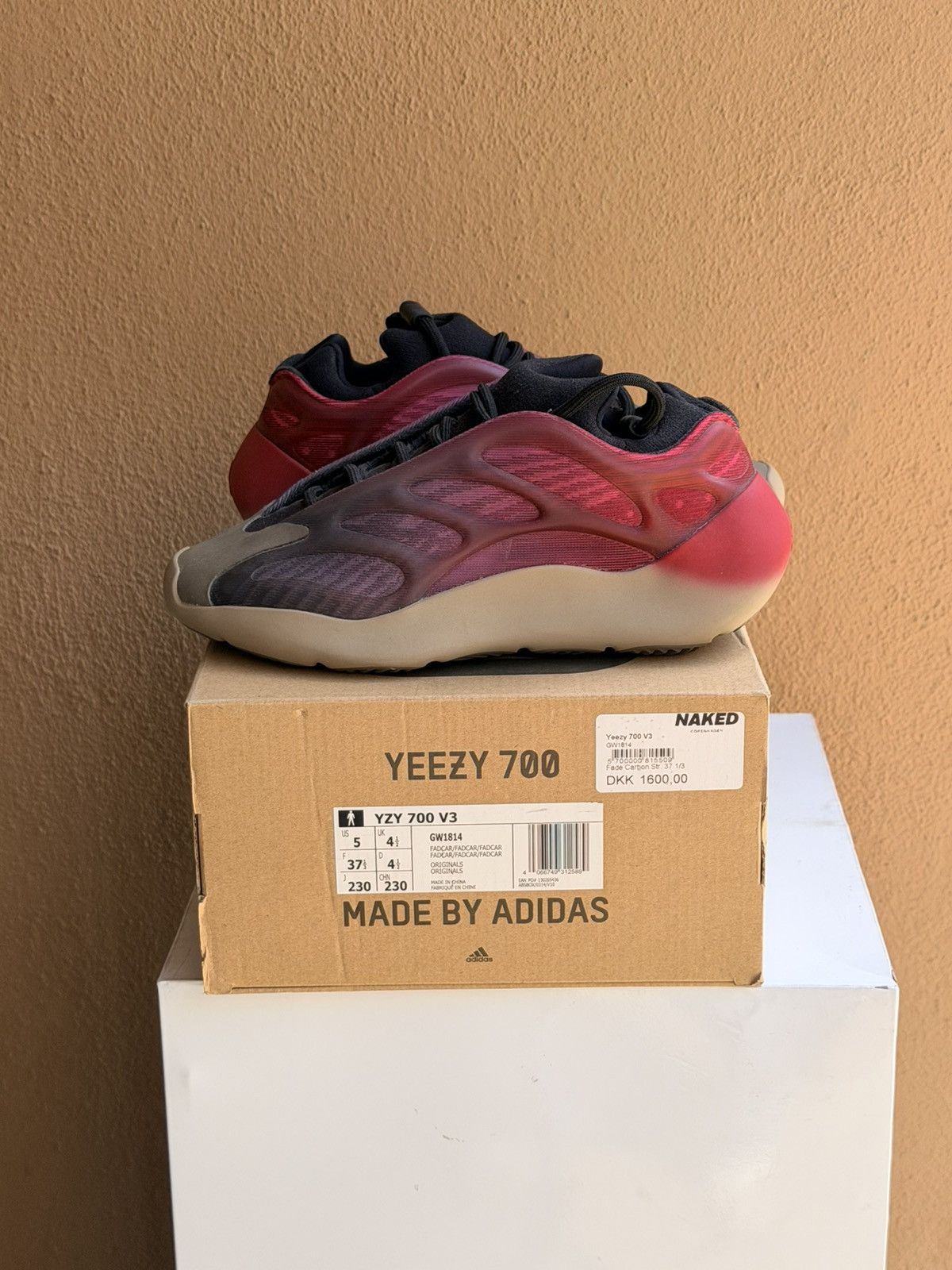 Yeezy Adidas Yeezy 700 v3 Fade Carbon GS Size 5 Size US 5 / EU 37 - 1 Thumbnail
