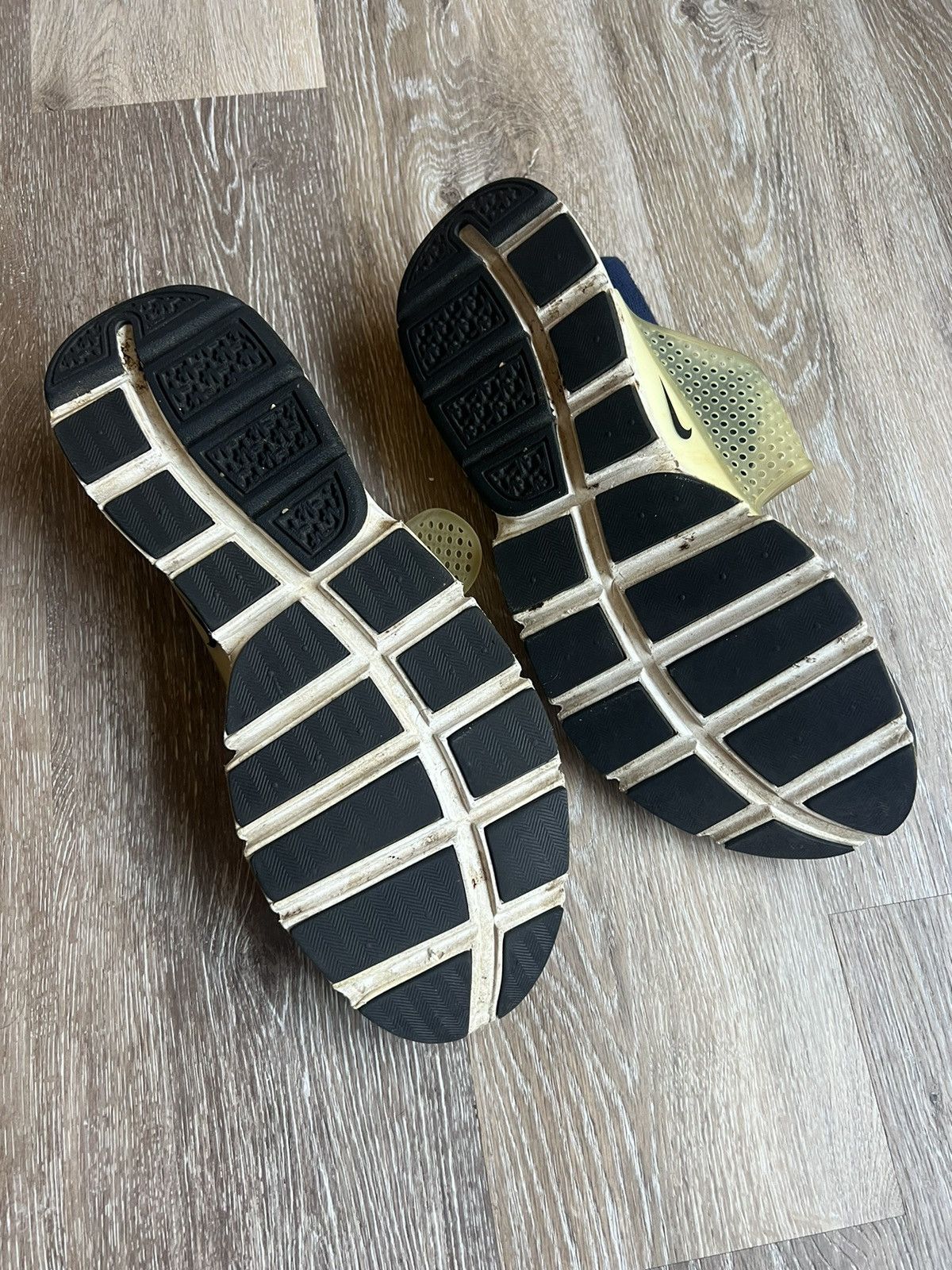 Nike Nike knit shoes Size US 11 / EU 44 - 2 Thumbnail