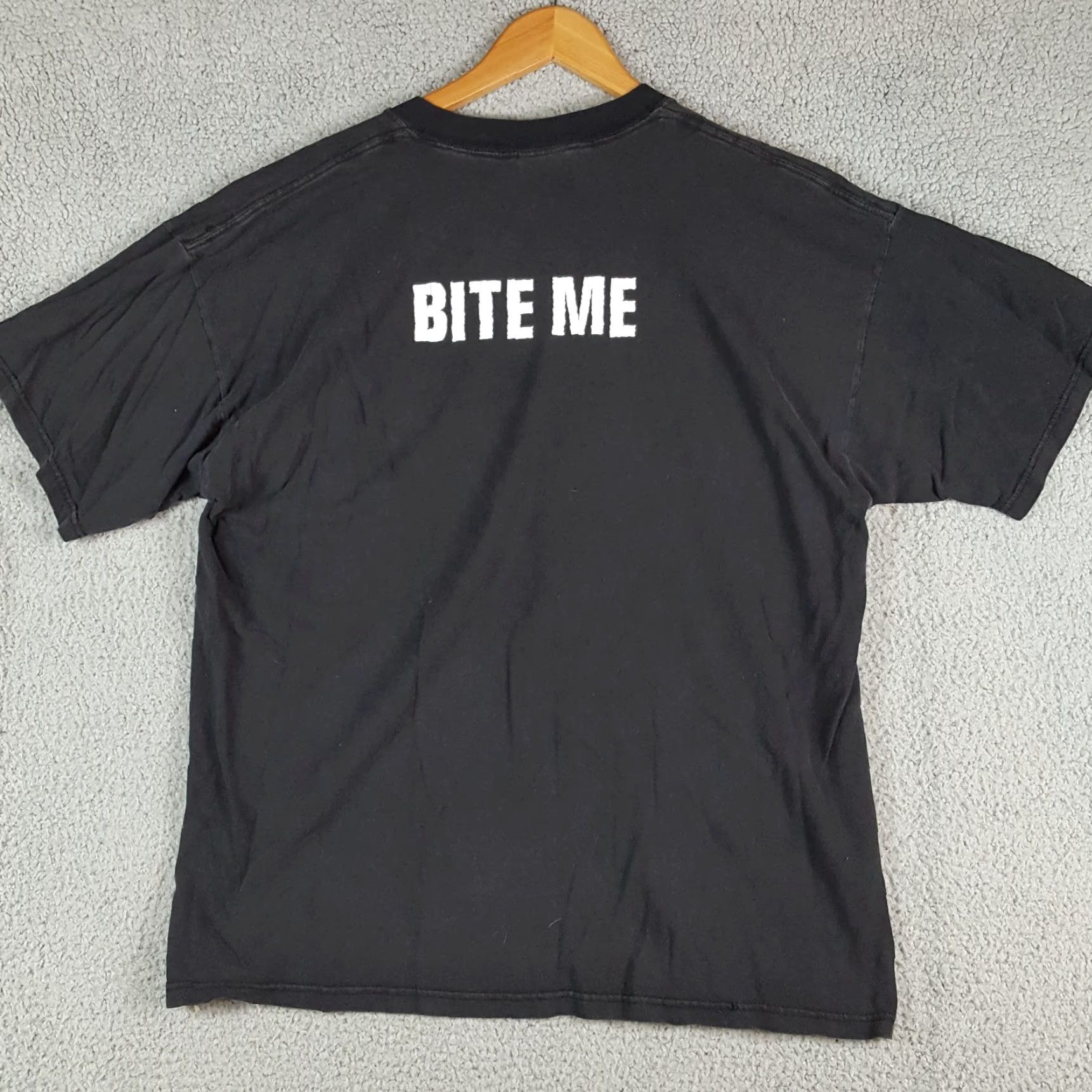 Gildan VINTAGE Bad Apfel Apple Bite Me Men’s XL T-Shirt Black 90s Distressed Crew Neck Short Sleeve Gildan Size US XL / EU 56 / 4 - 5 Thumbnail