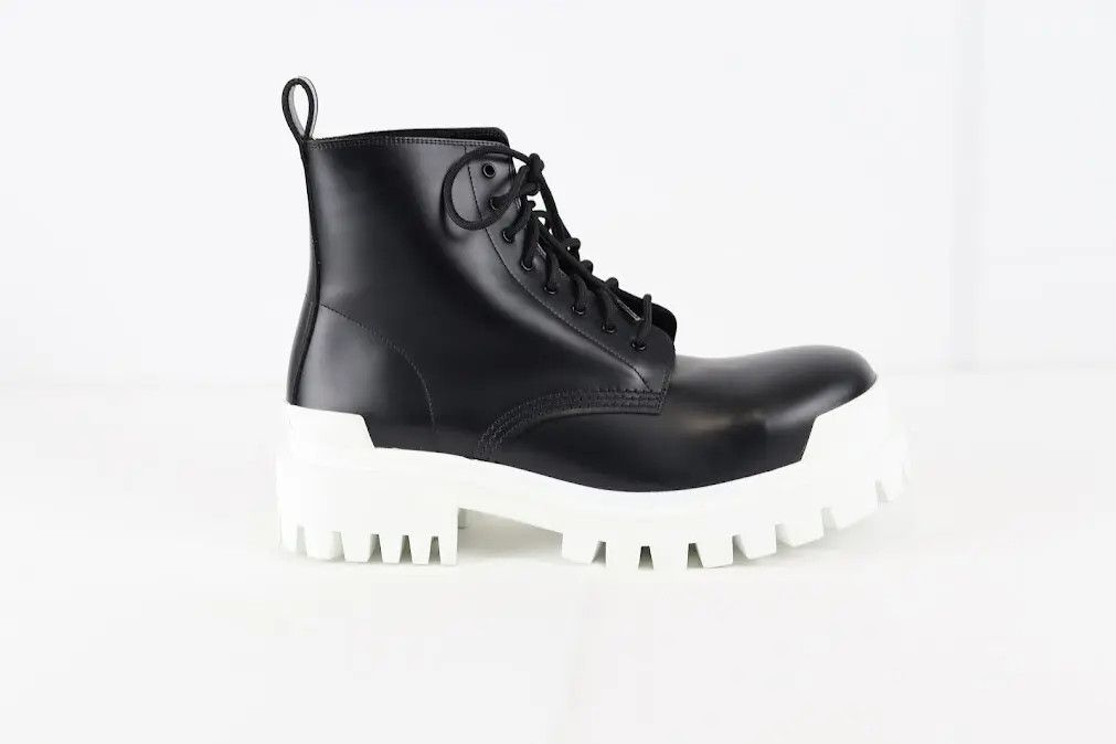 Balenciaga o1rshd1 Worn-Out Effect Leather Strike Bootie L20 in Khaki Size US 8 / EU 41 - 5 Thumbnail