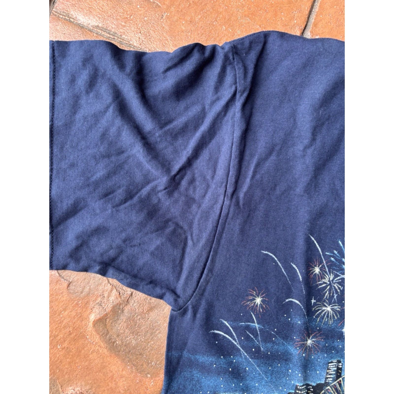 Tultex VINTAGE Chicago Skyline Tourist Souvenir T-Shirt Large Tultex Men Blue 90s 80s Logo Graphic Print Crew Neck Short Sleeve Cotton Polyester Knit Size US L / EU 52-54 / 3 - 5 Thumbnail