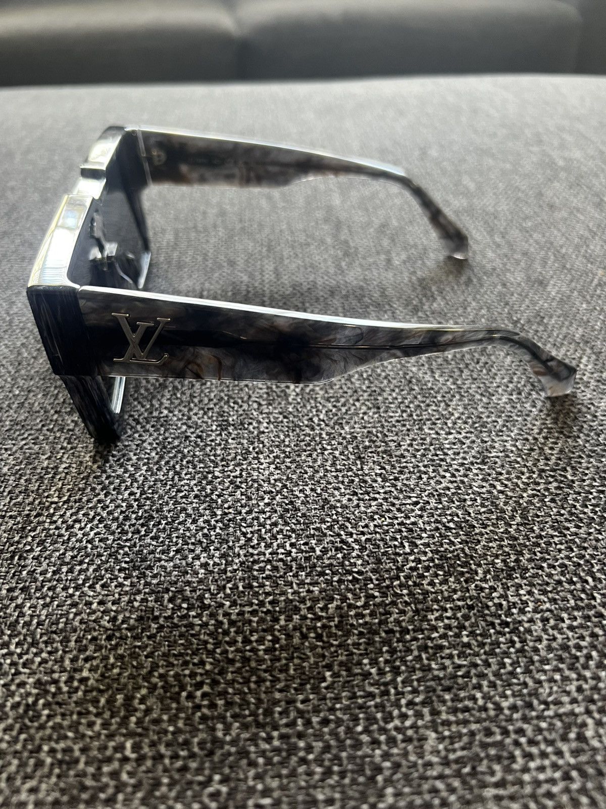 Louis Vuitton Louis Vuitton Cyclone Sunglasses Grey Marble Z1789W Size ONE SIZE - 7 Thumbnail