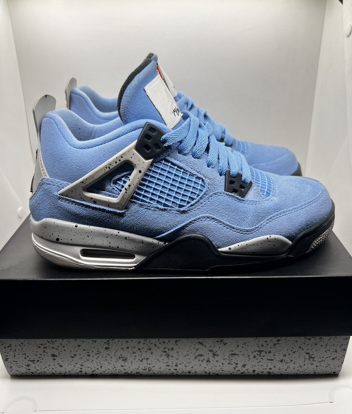 Jordan Brand Air Jordan 4 Retro University Blue (GS) Size US 7 / EU 40 - 3 Thumbnail