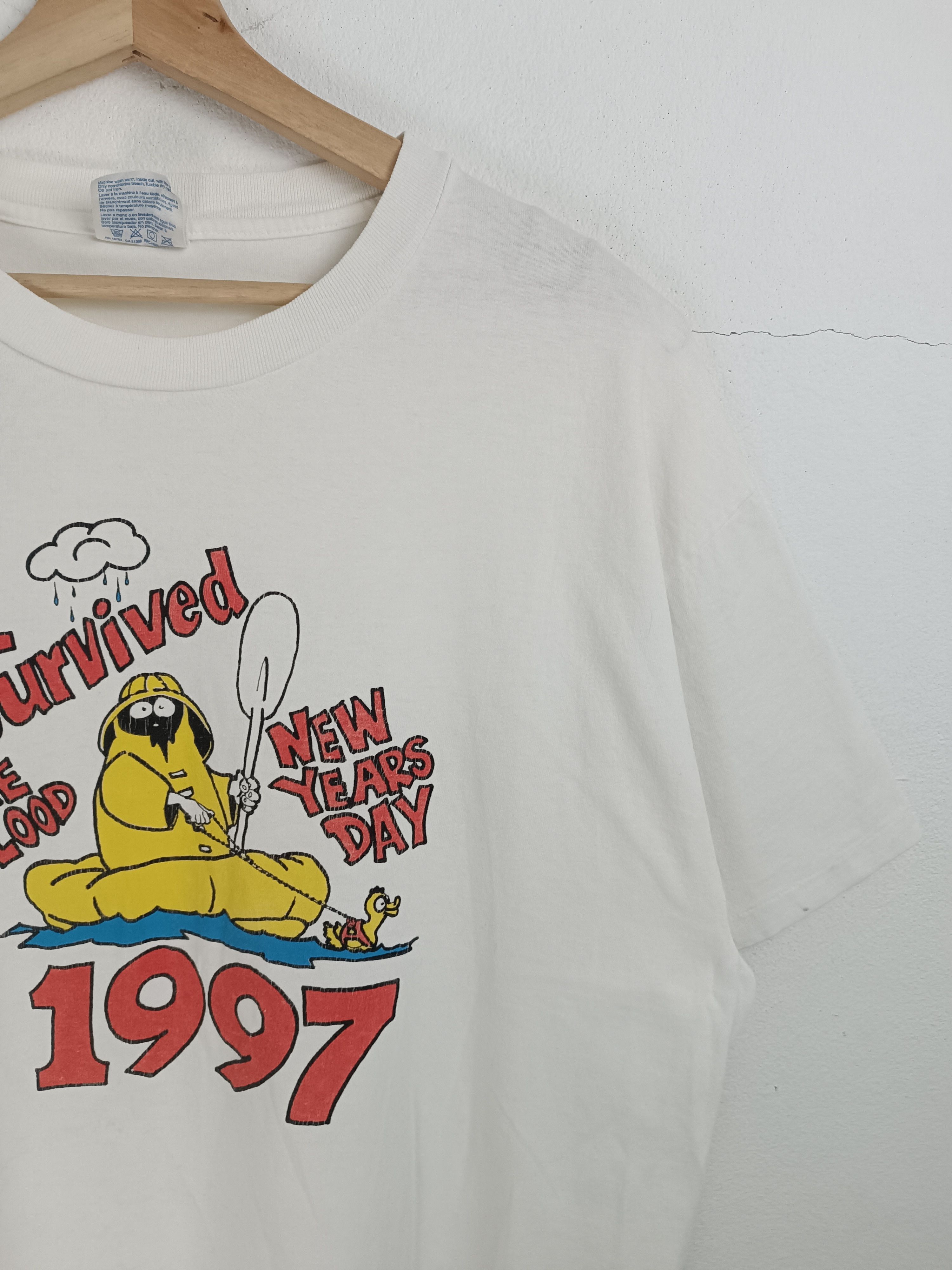 Vintage VINTAGE 90s I SURVIVED THE FLOOD 1997 FUNNY HUMOR VERY RARE Size US XL / EU 56 / 4 - 6 Thumbnail