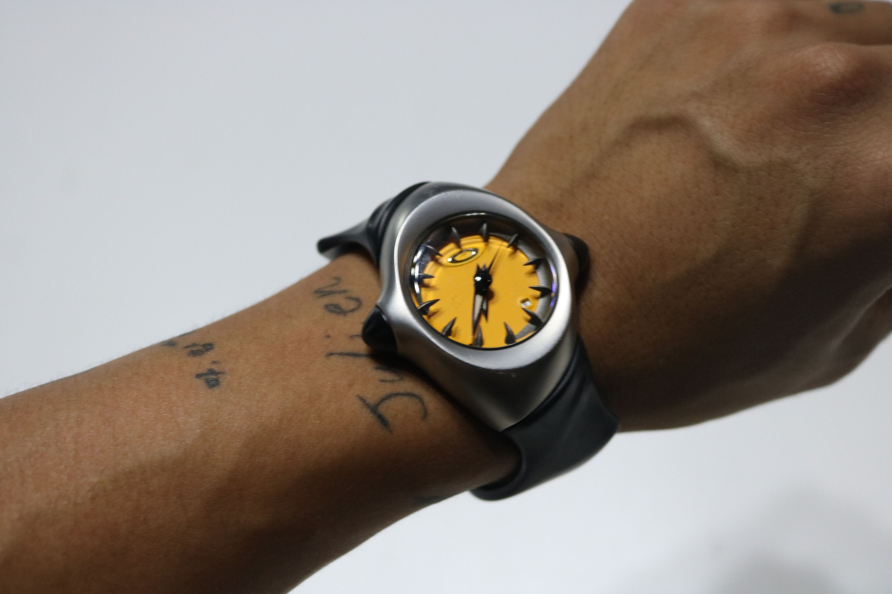 Oakley 2001 OAKLEY Crush 1.0 Stainless Steel / Yellow Dial Size ONE SIZE - 3 Thumbnail