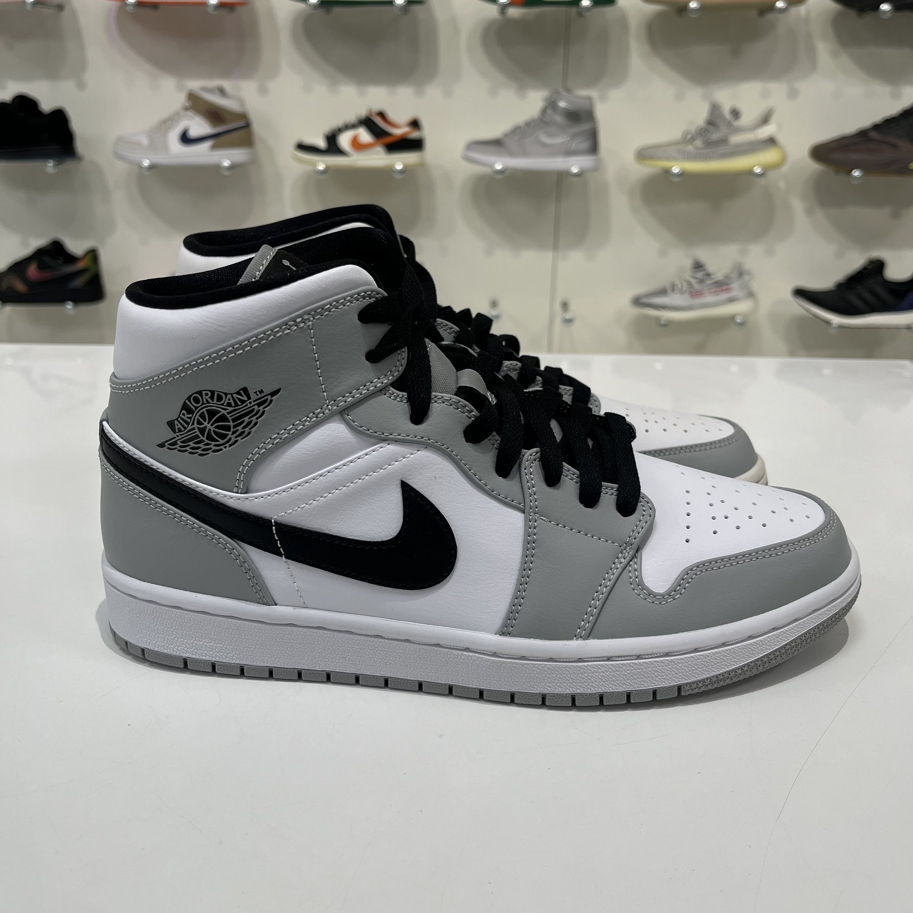 Nike Air Jordan 1 Mid Light Smoke Grey Size US 8.5 / EU 41-42 - 4 Thumbnail