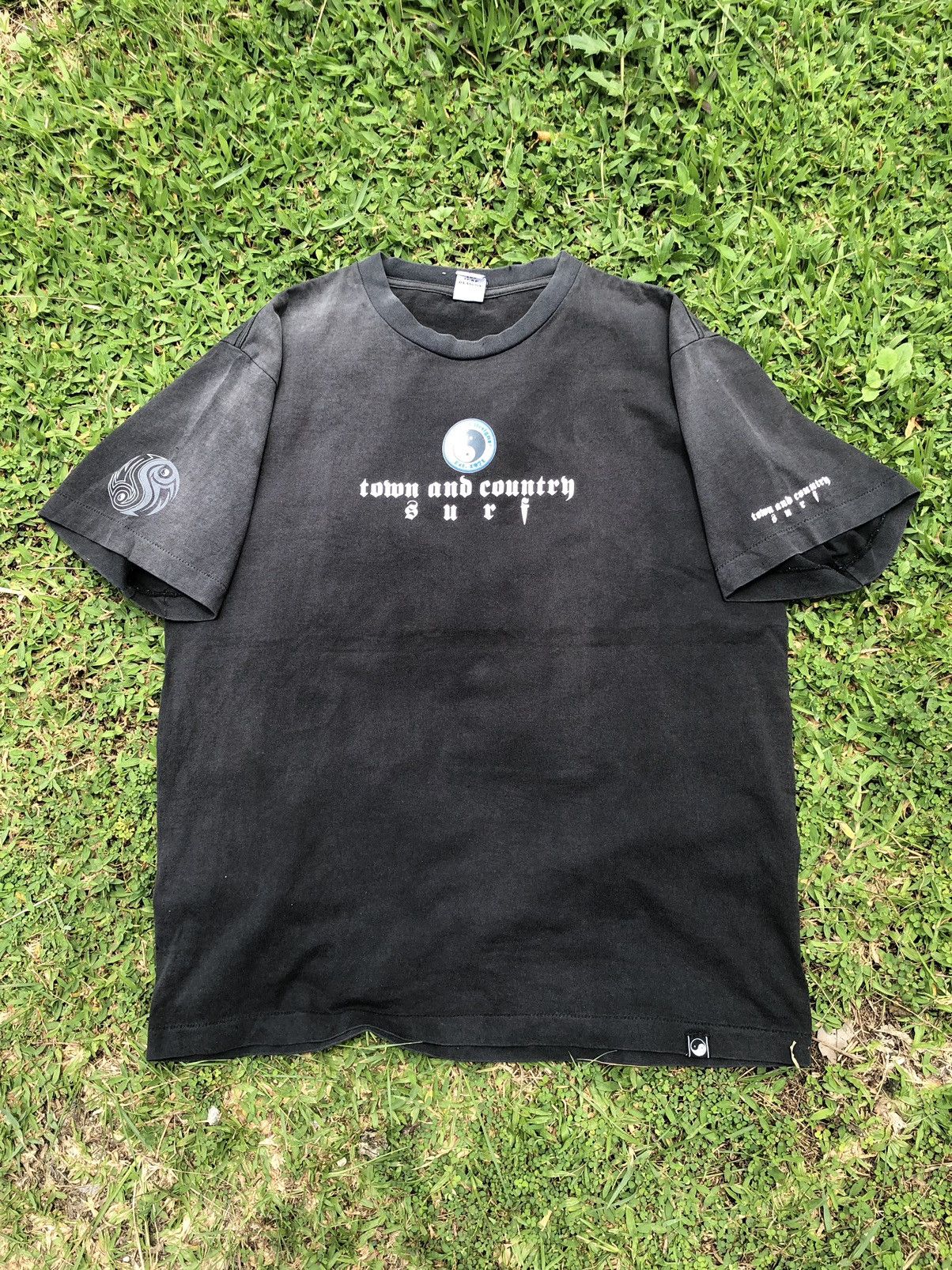 Vintage RARE Vintage Y2K Sunfaded T&C Cross Tribal Gothic Tshirt Size US L / EU 52-54 / 3 - 6 Thumbnail