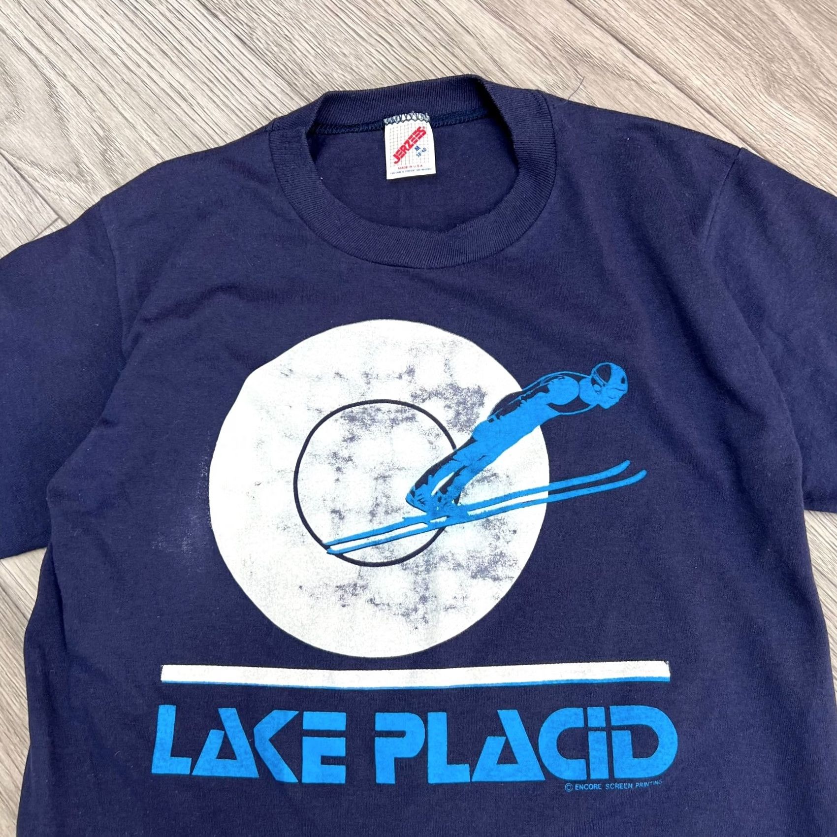 Jerzees 90s Vintage Lake Placid Skiing Print T-Shirt M Mens Blue Size US M / EU 48-50 / 2 - 2 Thumbnail