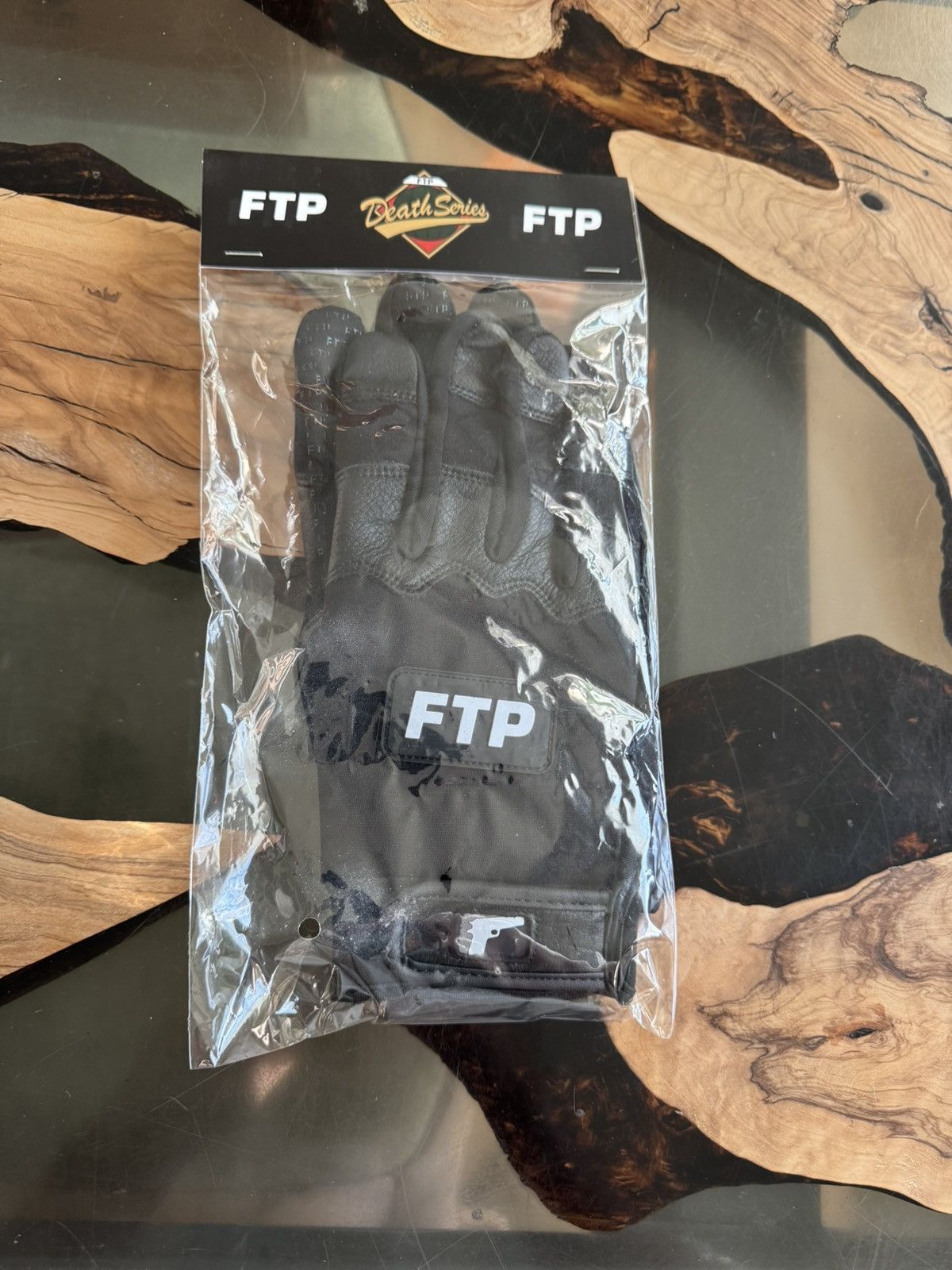 小物 FUC fackupclothes 23AW HAIRY GLOVES FUC fackupclothes 23AW HAIRY GLOVES - メルカリ