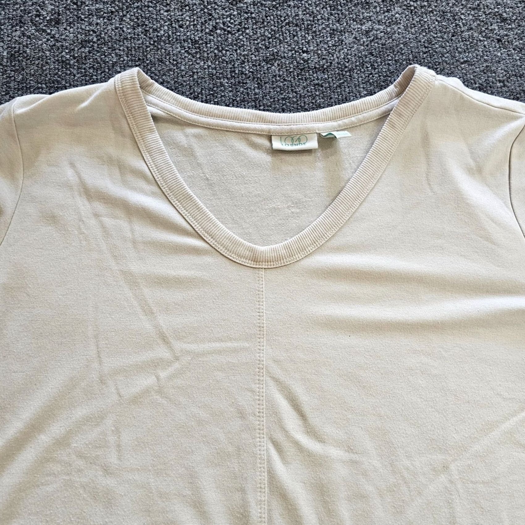 Vintage LOGO by Lori Goldstein Top Women 2X Beige V-Neck Stretch Casual Basic Layer Comfort Shirt Plus Size Women"} Size XXL / US 16-18 / IT 52-54 - 2 Thumbnail