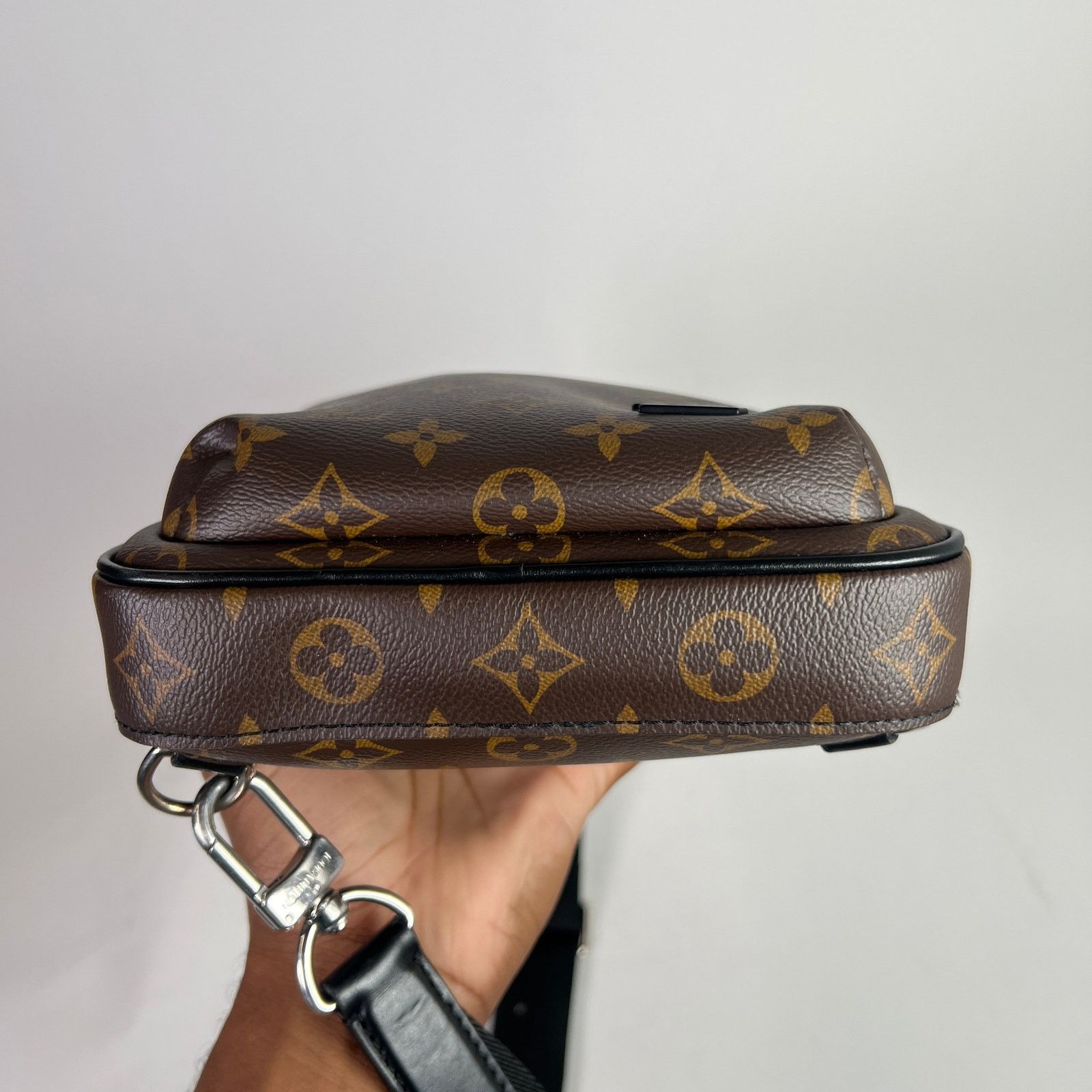 Louis Vuitton Louis Vuitton Monogram Avenue Sling Bag Size ONE SIZE - 6 Thumbnail