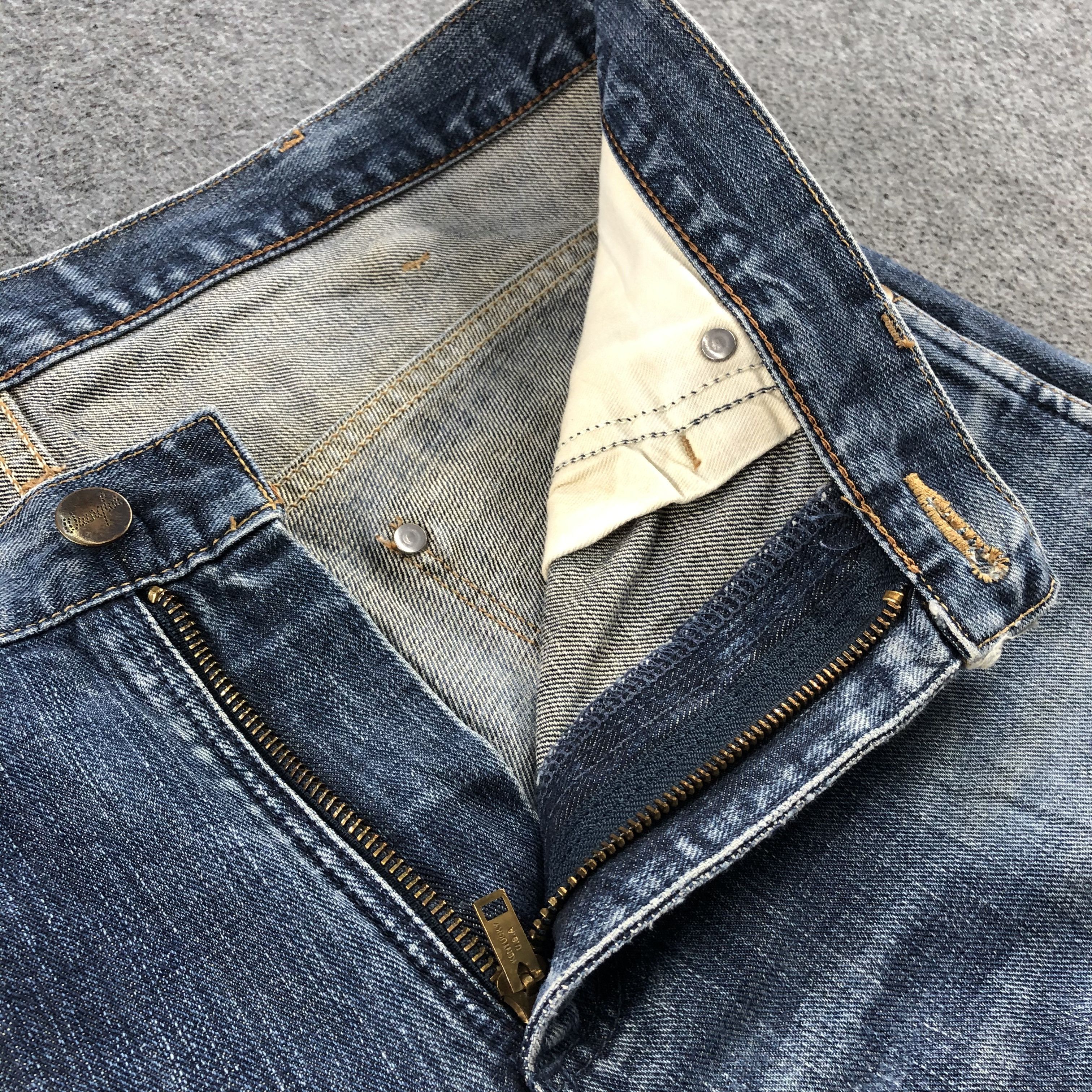 Vintage Vintage Blue Wash Wrangler Jeans-J1891 Size US 35 - 13 Thumbnail