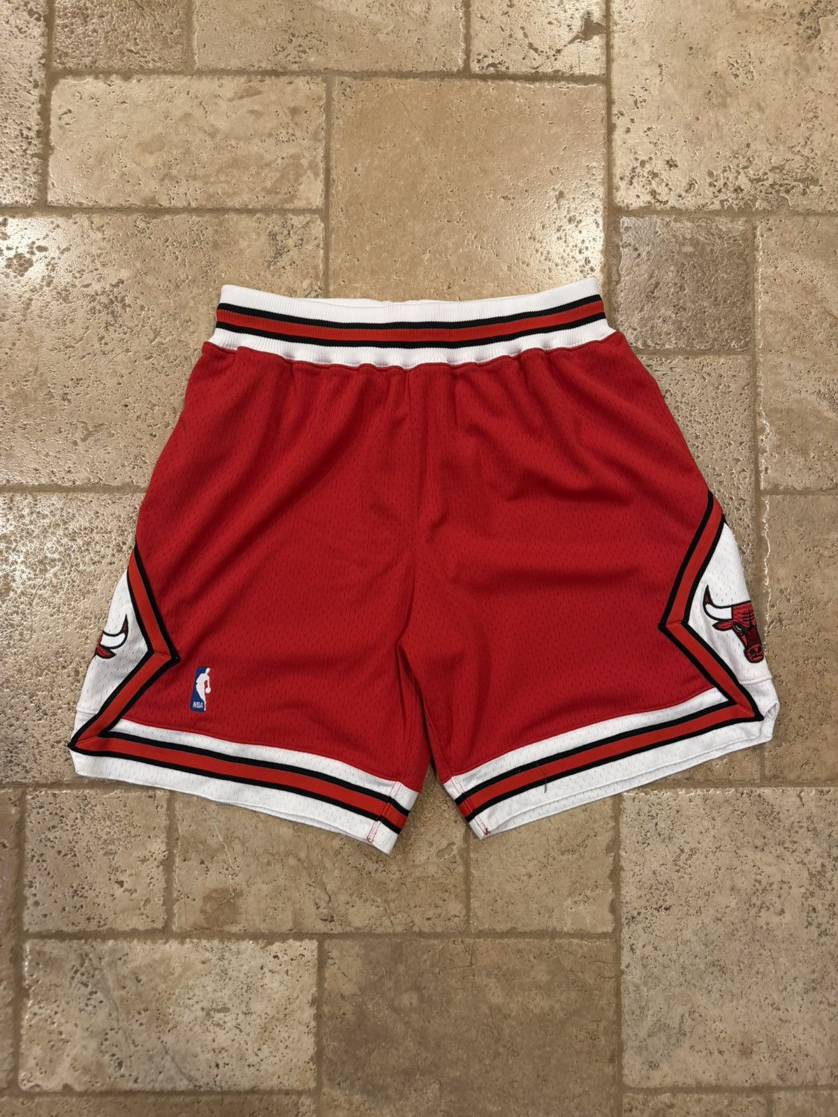Mitchell & Ness Mitchell & Ness NBA Chicago Bulls Red Basketball Shorts Size US 34 / EU 50 - 7 Thumbnail