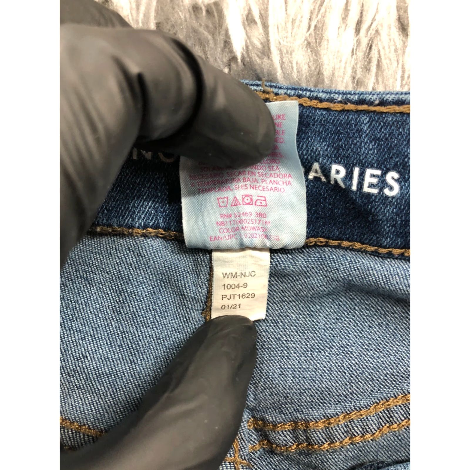 Vintage No Boundaries Mom Shorts Juniors Size 13 Medium Wash Blue Denim 5-Pocket Design Rise Mid Casual Womens Regular Fit Lightweight Summer Spring Fall쇀 Size 34" / US 12 / IT 48 - 8 Thumbnail