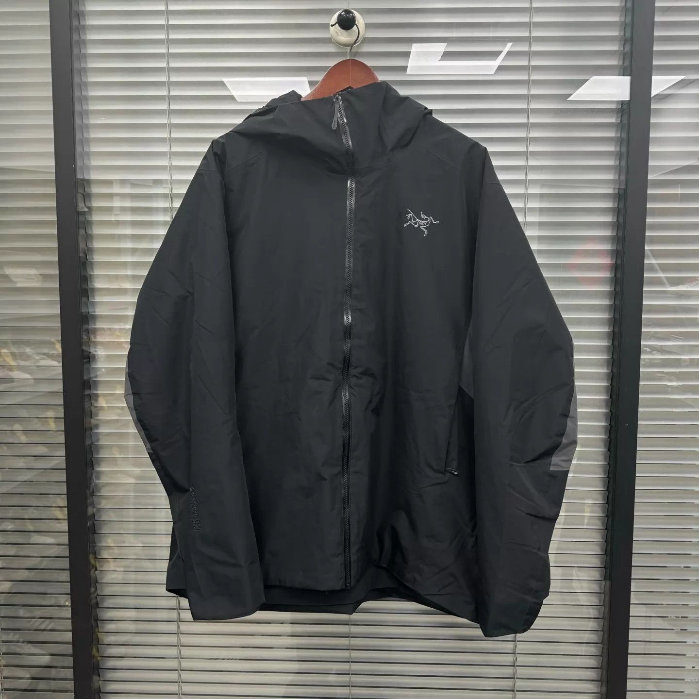 Arc'teryx Arc'teryx Solano Graphite Colorblock Jacket XL Minor Snag Size US XL / EU 56 / 4 - 1 Thumbnail