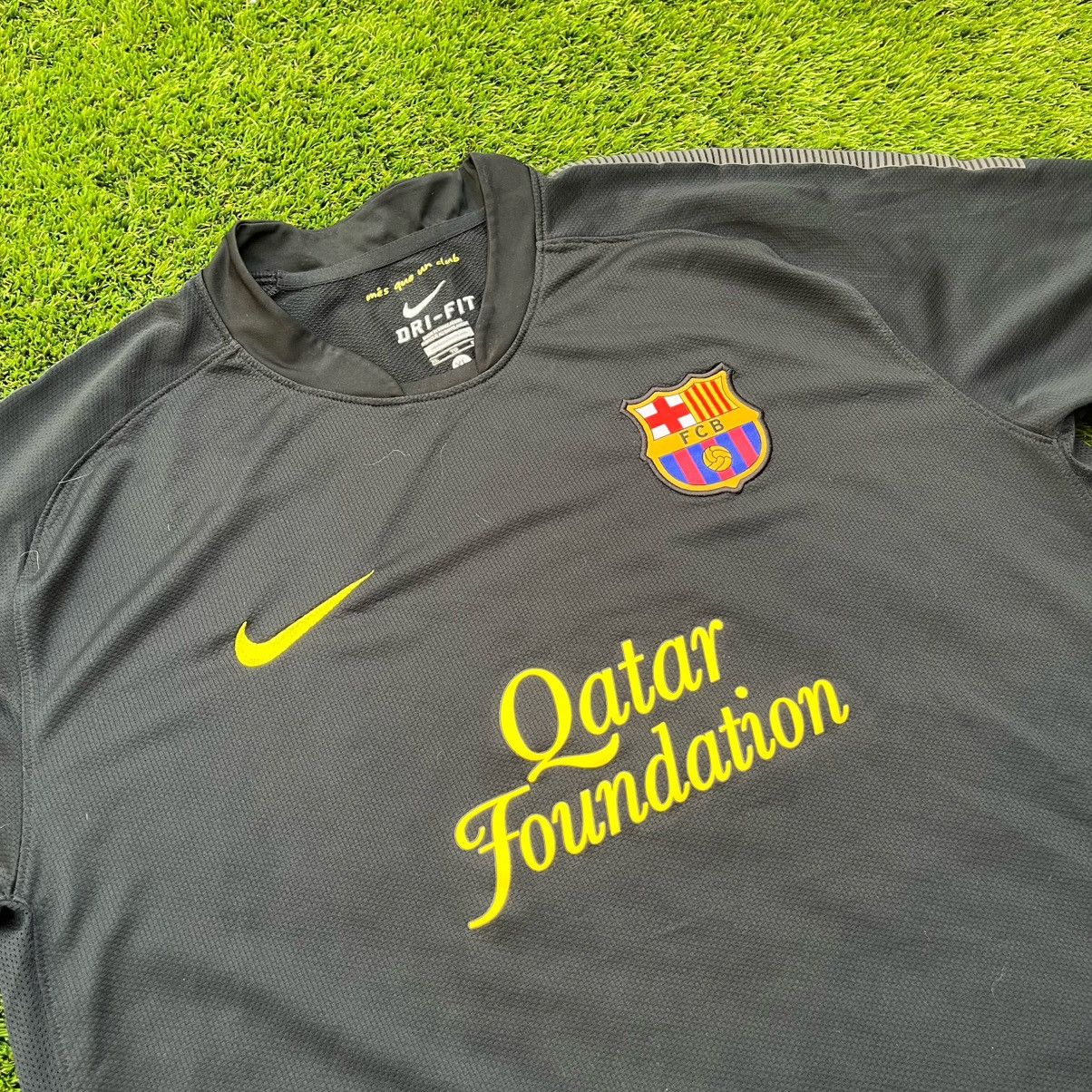 Nike FC Barcelona 2011/12 Away Jersey Nike Vintage Football Shirt Size US XL / EU 56 / 4 - 7 Thumbnail