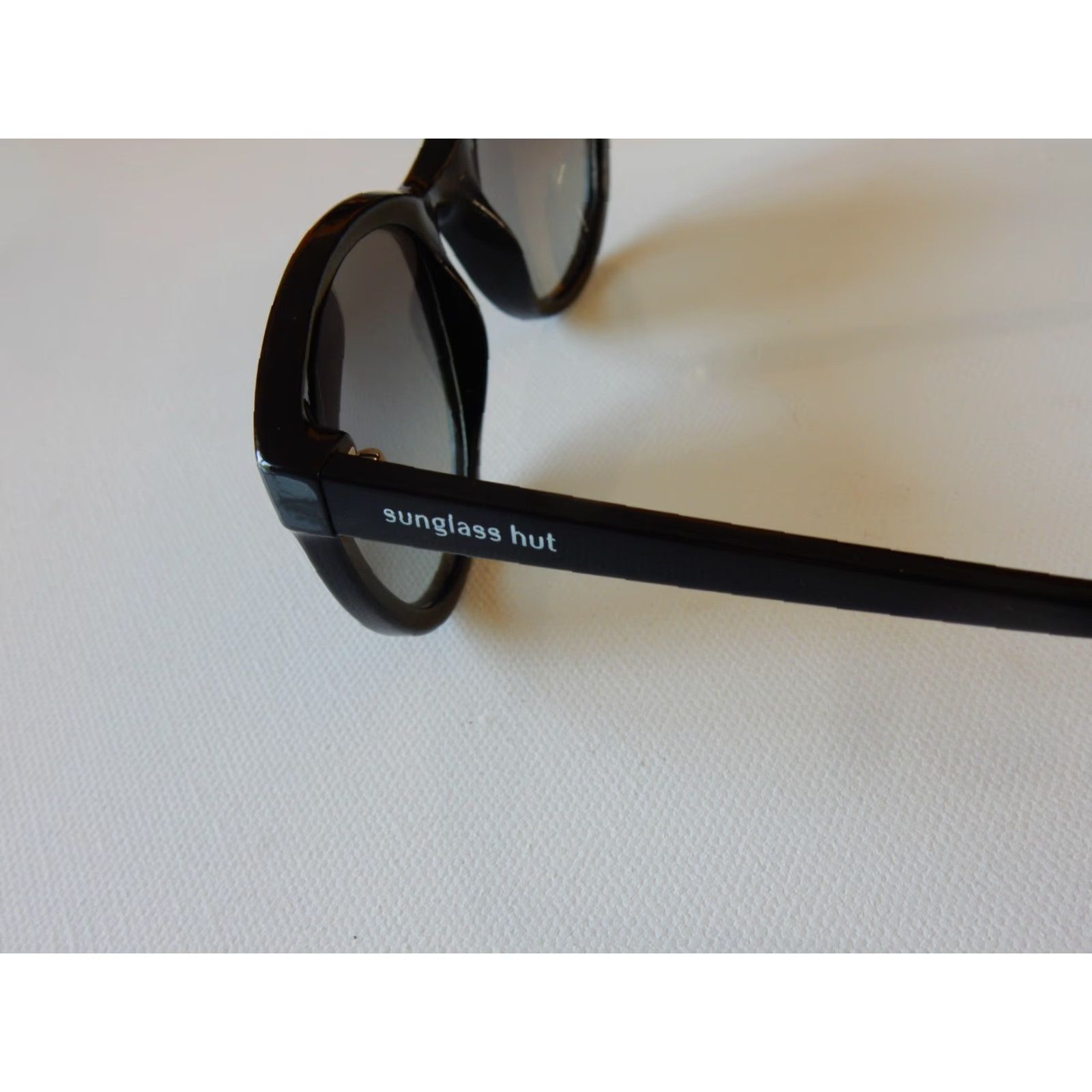 Vintage VINTAGE Sunglasses Hut Women's Sunglasses Black Small Scratches 2011 Size ONE SIZE - 4 Thumbnail