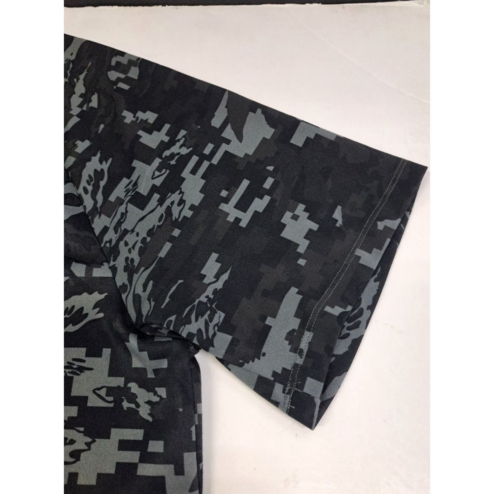 Under Armour Under Armour Mens Short Sleeve Tee Loose Heat Gear Black Camouflage XL T Shirt Logo Size US XL / EU 56 / 4 - 7 Thumbnail