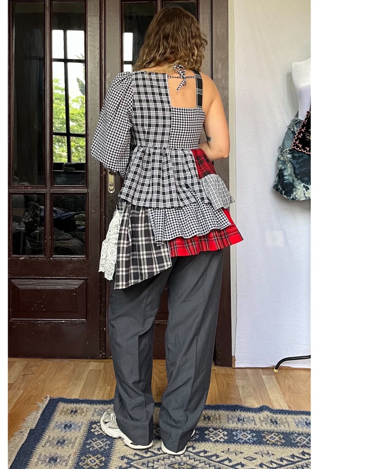 Custommade upcycled asymmetrical top with ruffles Size S / US 4 / IT 40 - 8 Thumbnail
