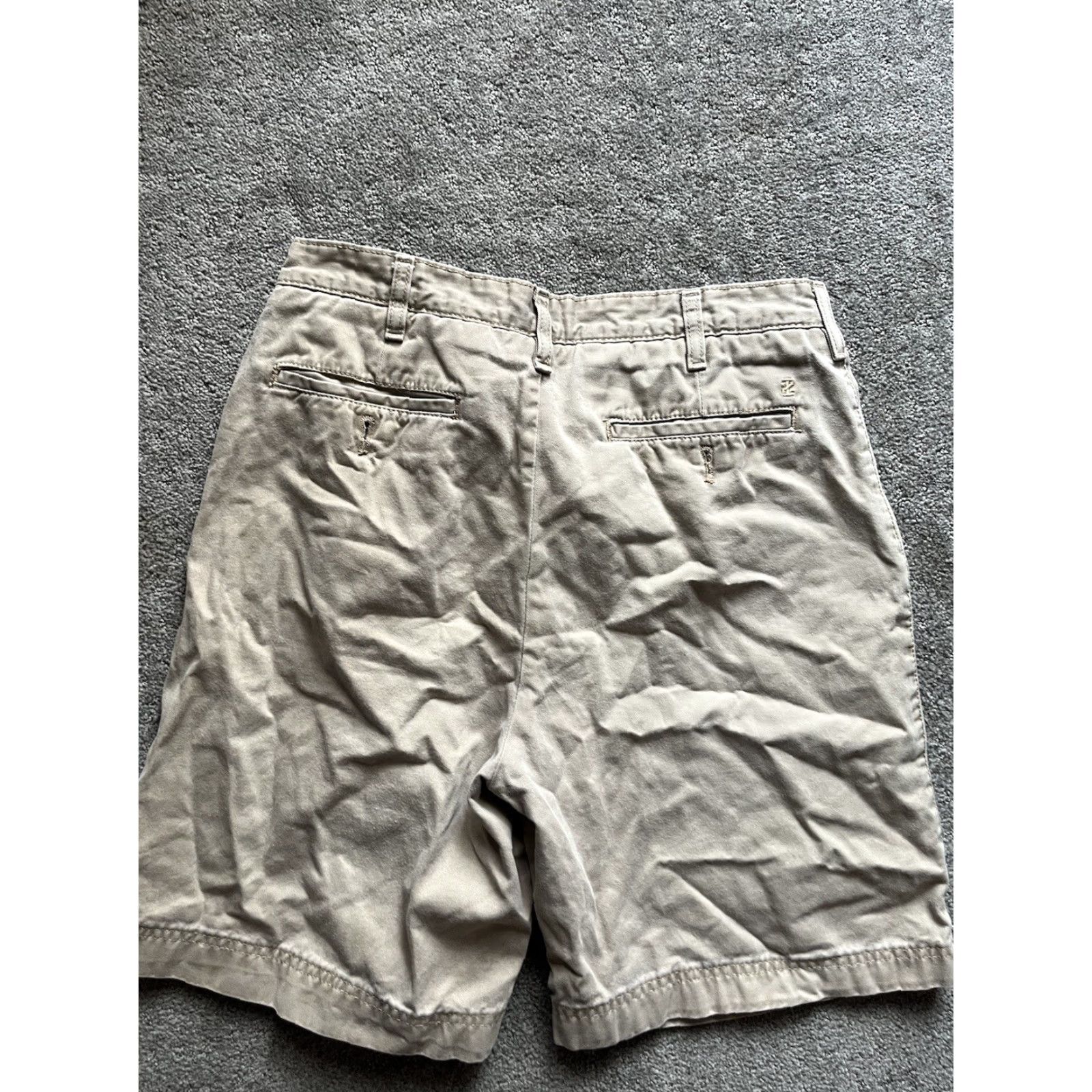 Izod VINTAGE IZOD Shorts Solid Flat Front Beige 32 Men Chino Inseam 9.5 Adult Mens - 32 Beige 90s? Size US 32 / EU 48 - 2 Thumbnail