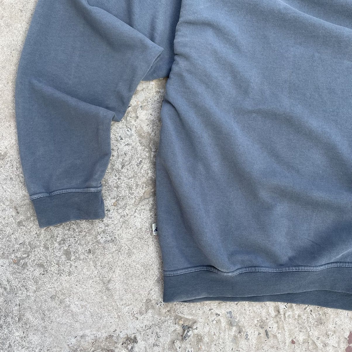 Adidas Vintage Adidas Sweatshirt Small Logo Y2K 90s Style USA Size US M / EU 48-50 / 2 - 11 Thumbnail