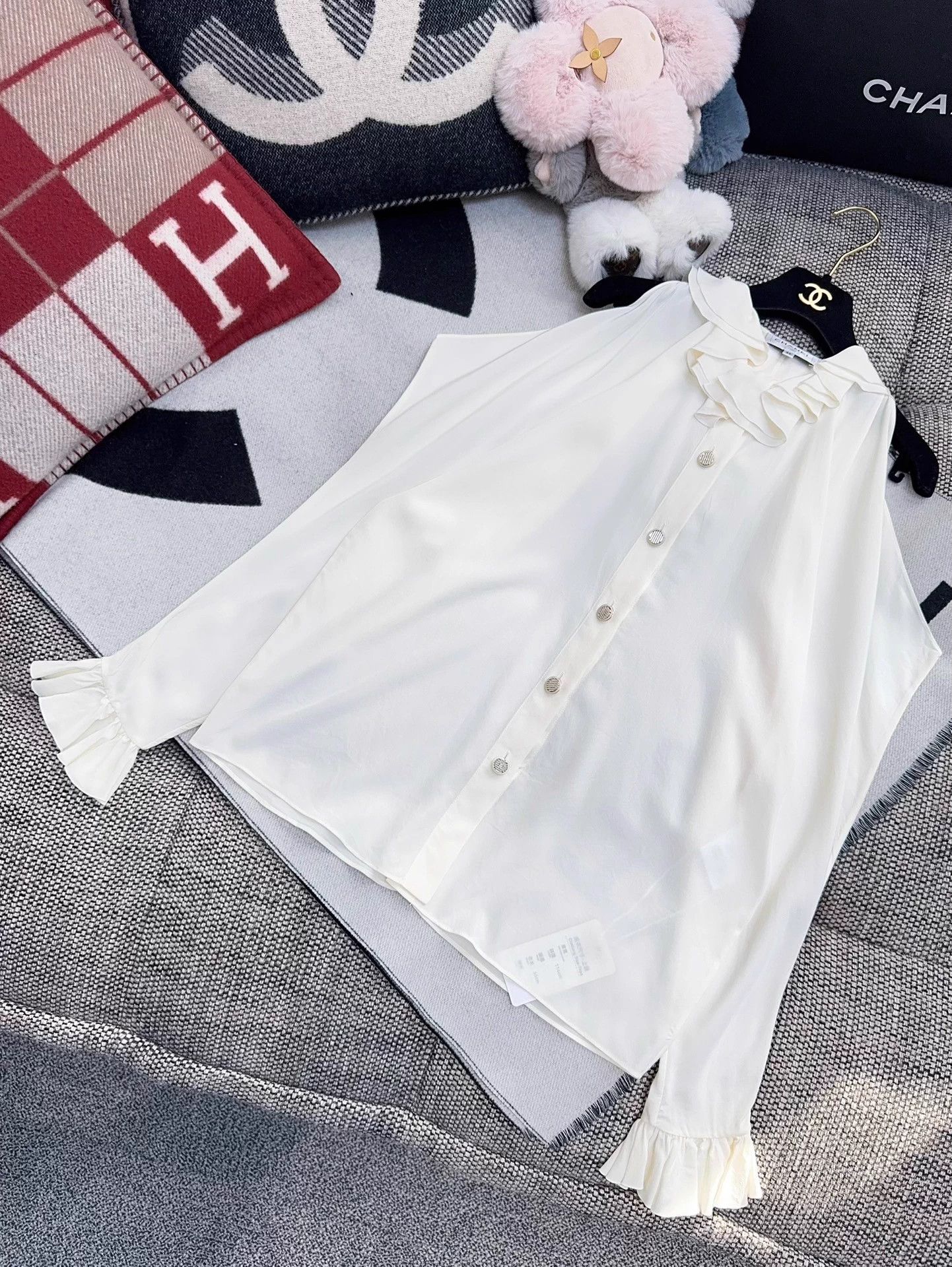 Chanel Chanel 17SS Cream Off-shoulder Ruffle Silk Blouse 34 Size XS / US 0-2 / IT 36-38 - 3 Thumbnail