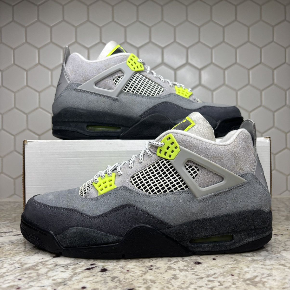 Jordan Brand Size 11 - Jordan 4 Retro SE Mid Neon 95 NEW WITH DEFECTS Size US 11 / EU 44 - 1 Thumbnail