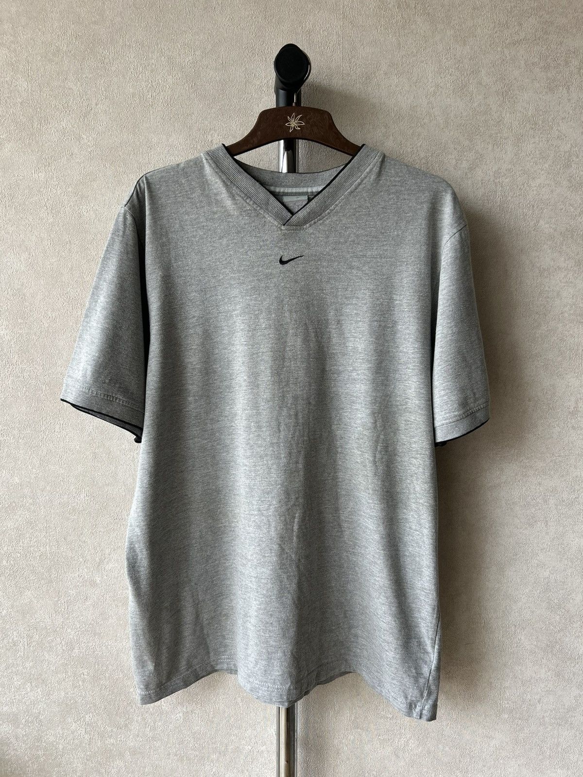 Nike Vintage 90s Nike Swoosh Center Logo V-Neck T-Shirt Size US L / EU 52-54 / 3 - 2 Thumbnail