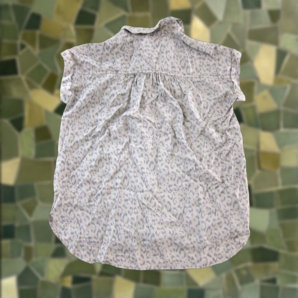 Vintage C&C California Blouse XS Short Sleeve Button Down Cap Grey Leopard Print 100% Rayon Women Size XS / US 0-2 / IT 36-38 - 1 Thumbnail
