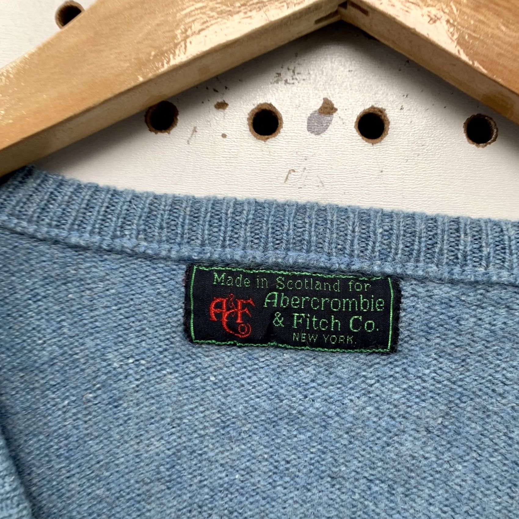 Abercrombie & Fitch Abercrombie & Fitch Sweater Shirt Blue 80s Wool V-Neck Pullover Vintage Large Mens Knit Pullover UK Scotland Size US L / EU 52-54 / 3 - 3 Thumbnail