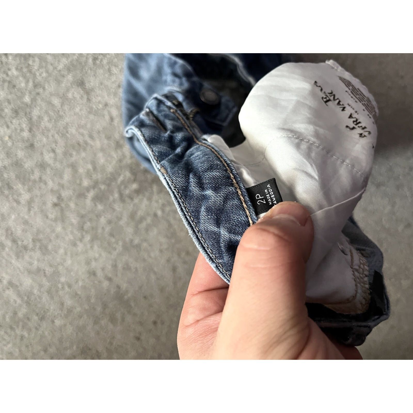Vintage Vera Wang Simply Vera Women's Jeans Capri 2P Medium Wash Blue Denim 5-Pocket Regular Cap ris e Petite Women Size 26" / US 2 / IT 38 - 6 Thumbnail