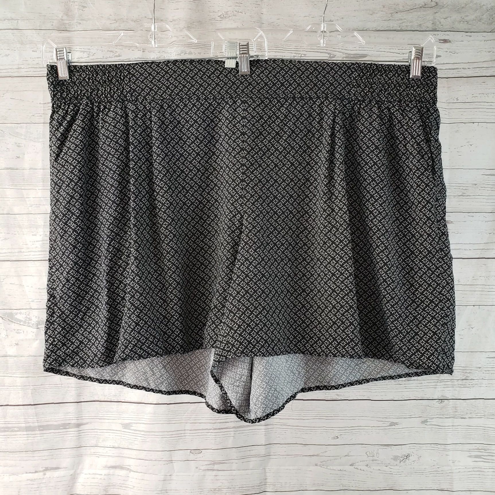 Old Navy Old Navy Womens Pull On Shorts Sz 24 Black White Floral Rayon High Rise - Casual Plus Size 24 Womens Shorts Floral Pattern Low Inseam 7" Size 42" / US 20 - 2 Thumbnail