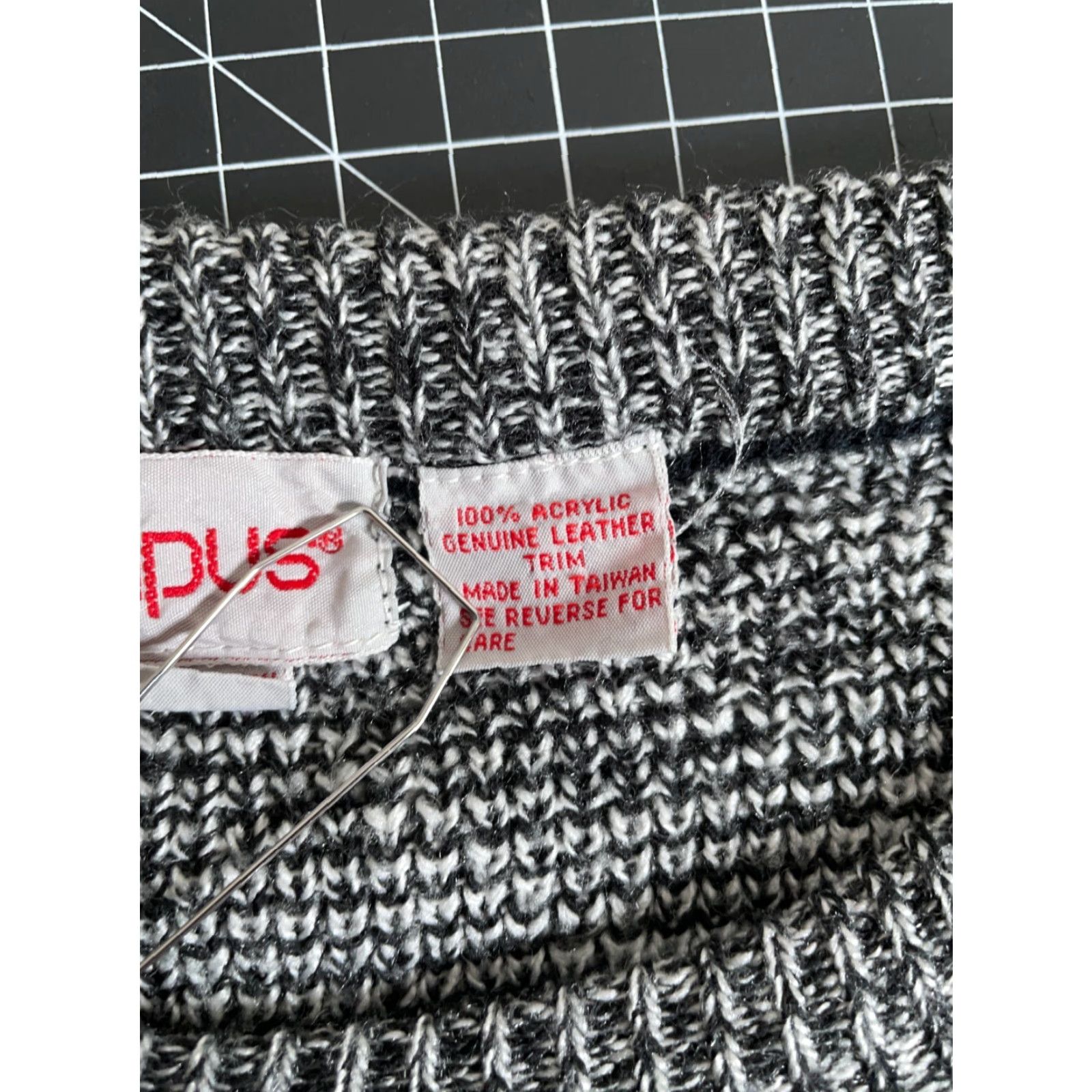 Vintage VINTAGE Campus Sweater Diamond Pattern Leather Trim Aran Knit Adult Medium Gray Knit Pullover Mens 80s 90s Retro Size US M / EU 48-50 / 2 - 5 Thumbnail