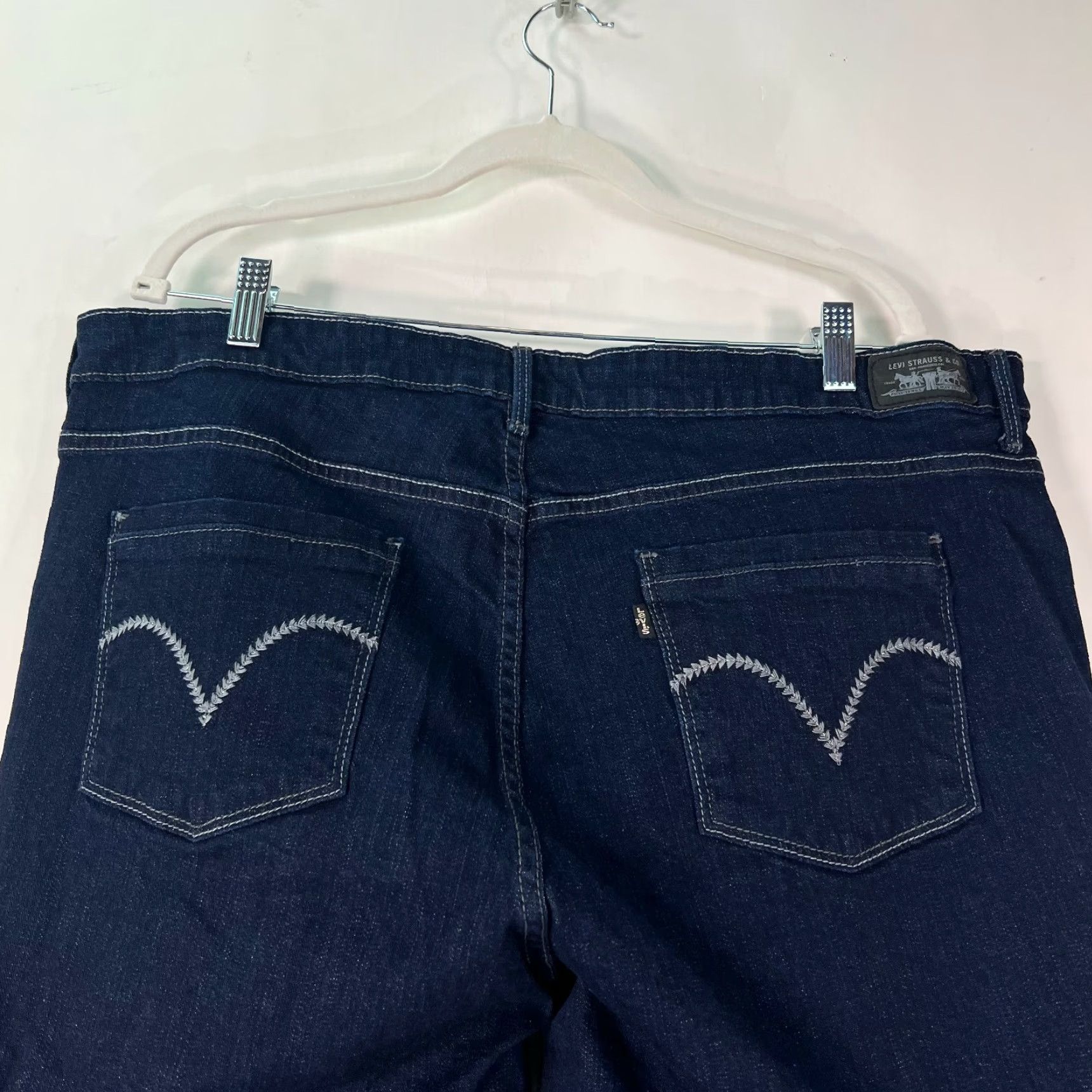 Levi's VINTAGE Levi's Women's Bermuda Shorts Casual Denim Size 24 Mid Rise 16 Inseam Blue 90s Logo Size 42" / US 20 - 4 Thumbnail